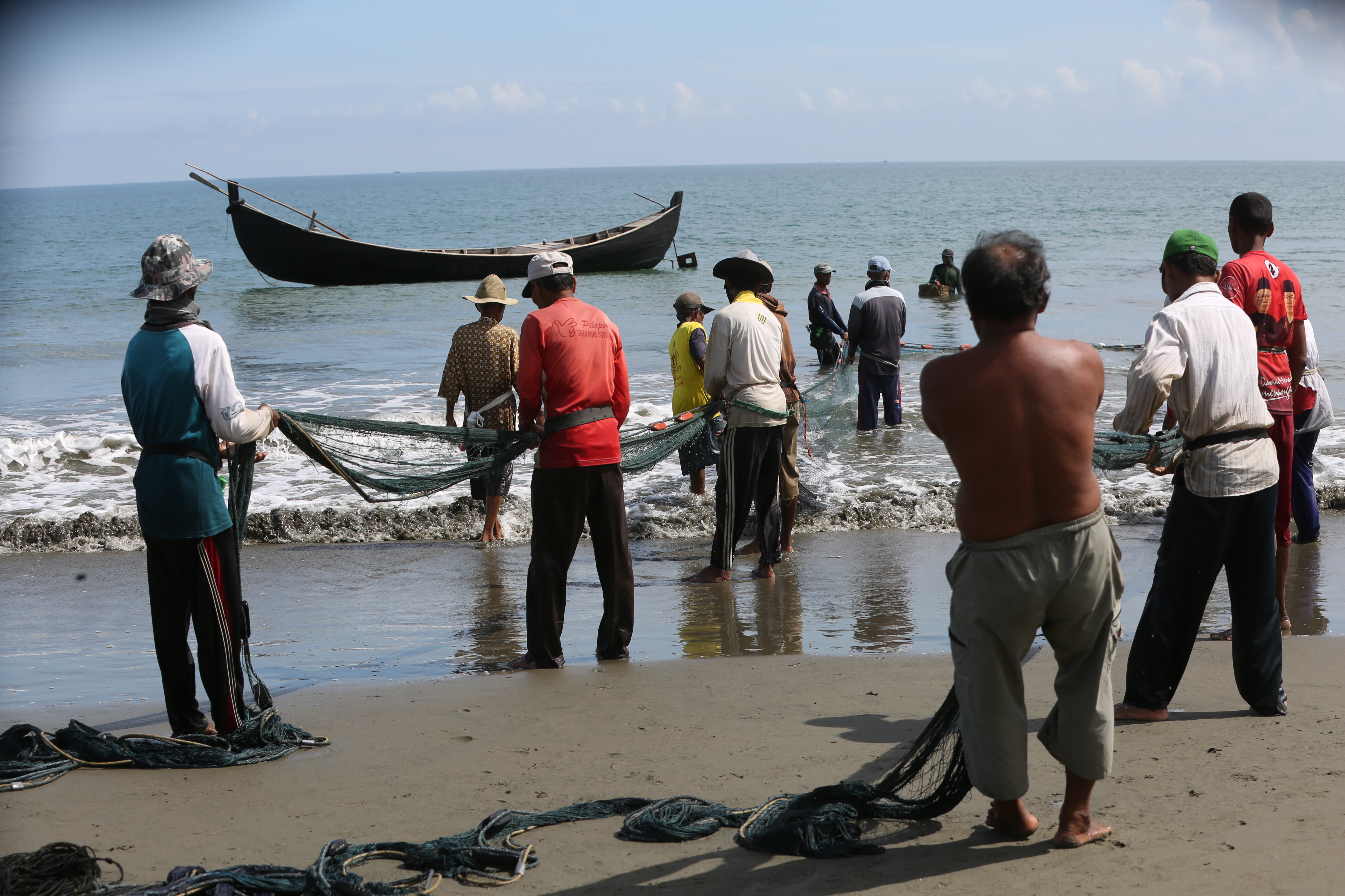 Nelayan tadisional sedang beraktivitas di kawasan perairan Selat Malaka, Provinsi Aceh, beberapa waktu lalu
