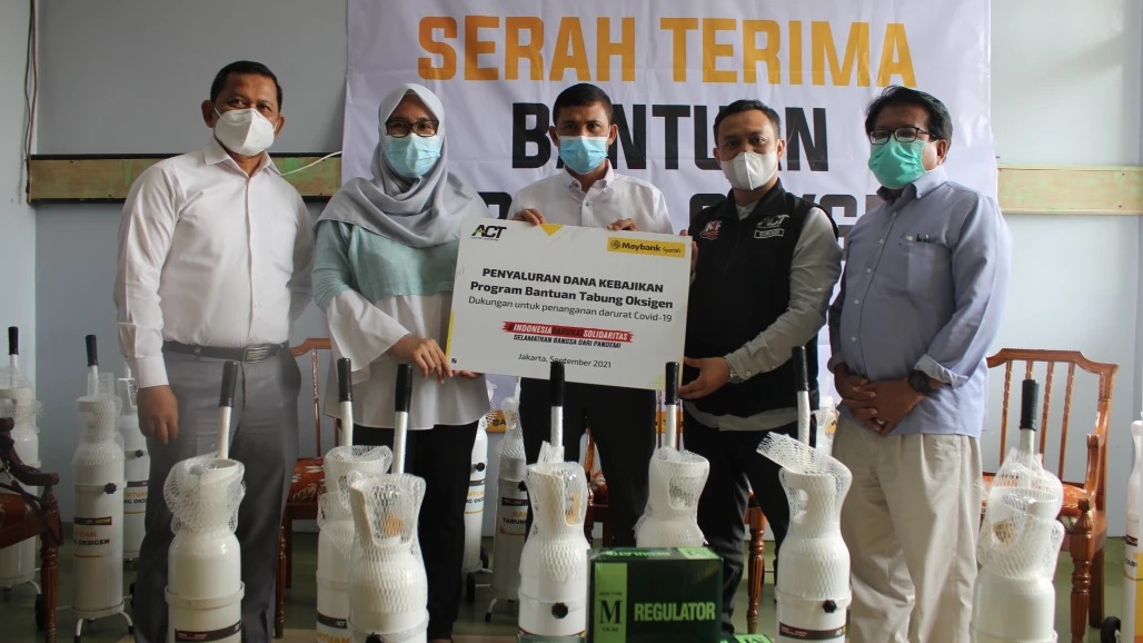 Kolaboraisi ACT-Maybank Unit usaha syariah mendonasikan tabung oksigen ke RS di jakarta dan Banten