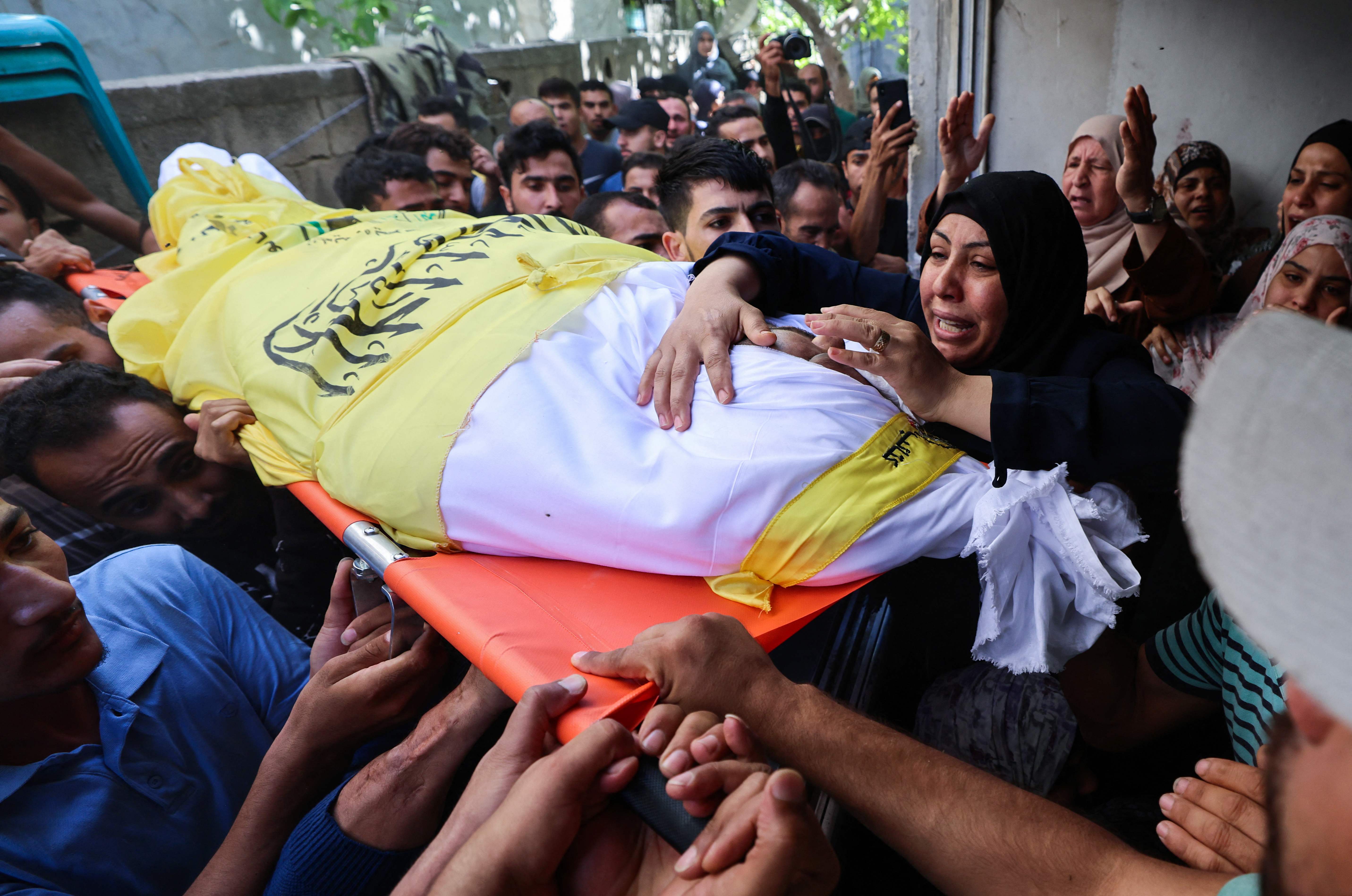 Sanak keluarga dari anggota Brigade Martir Al-fatah, Mahmud Abu Jarad, yang ditembak mati tentara Israel pada 24 Mei 2021.