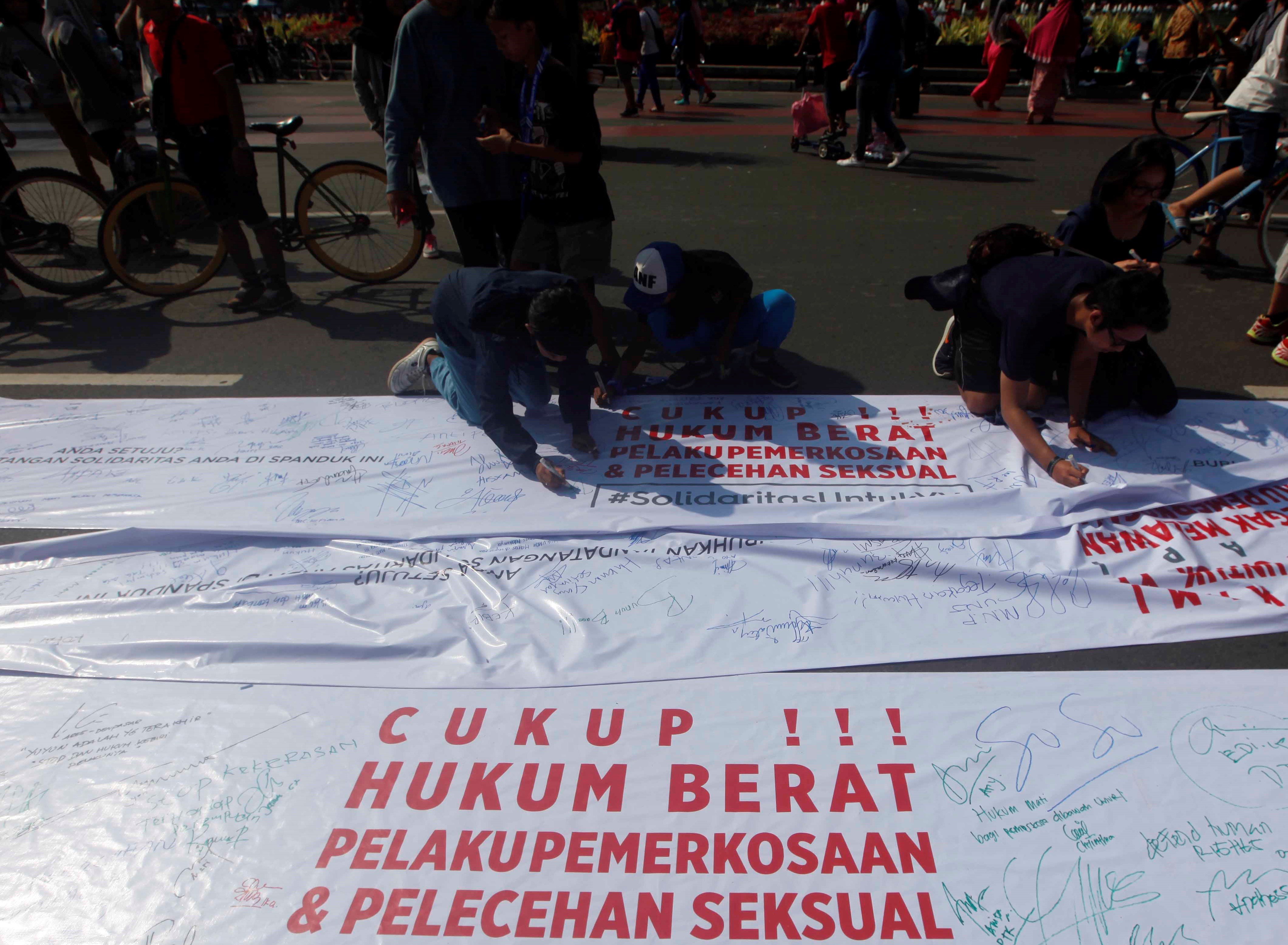 Ilustrasi warga menandatangani spanduk aksi protes terhadap pelaku pelecehan seksual.
