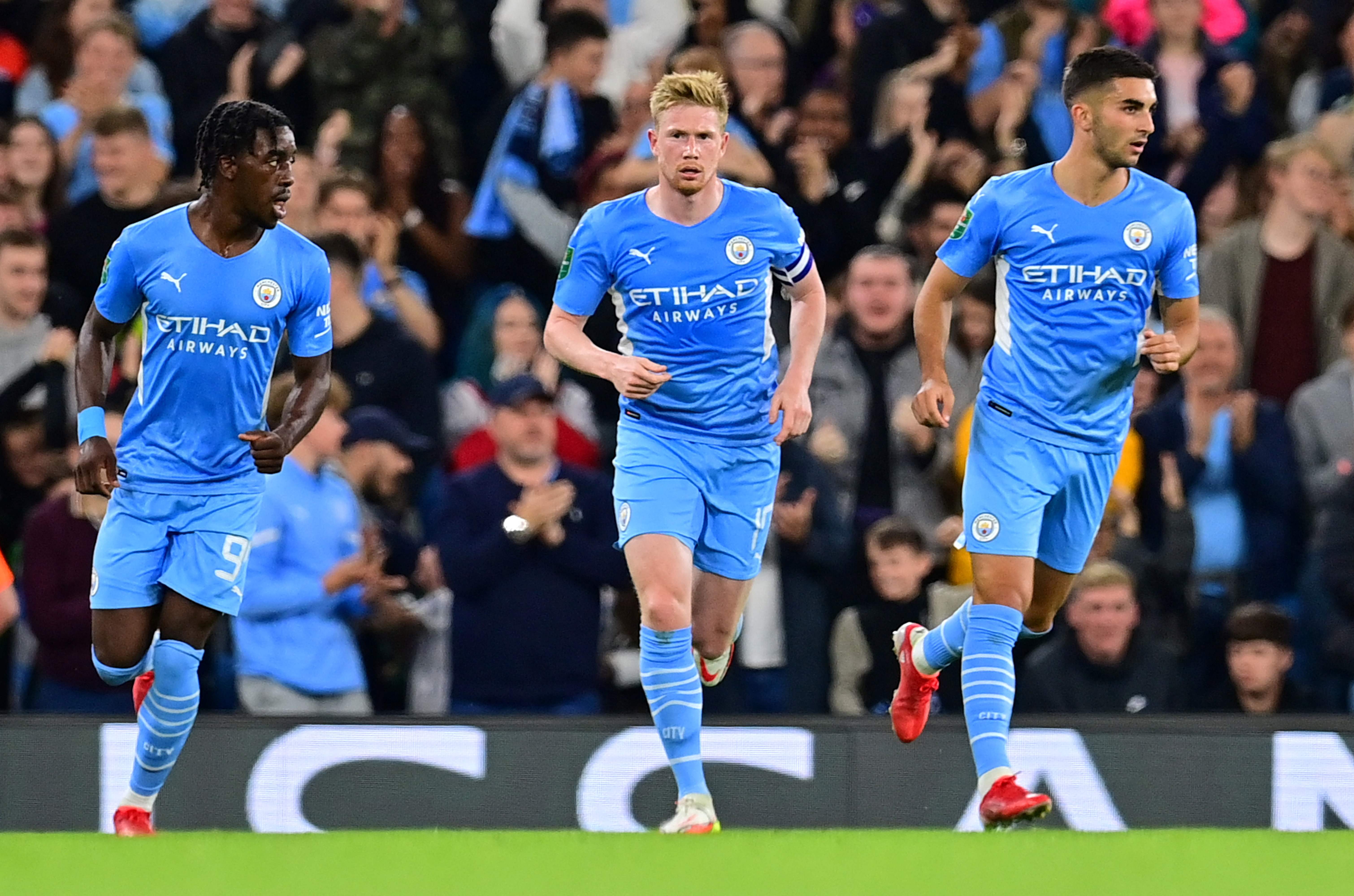 Gelandang Manchester City Kevin De Bruyne melakukan selebrasi usai mencetak gol ke gawang Wycombe di laga Piala Liga.