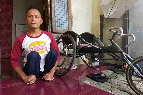 Hermiadi, 43. Mengalami lumpuh pada kedua kakinya.