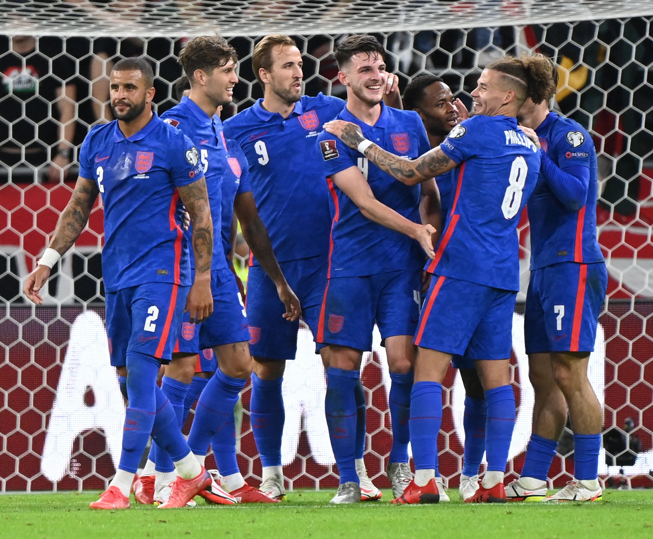 Para pemain timnas Inggris melakukan selebrasi usai mencetak gol ke gawang Hongaria di laga kualifikasi Piala Dunia.