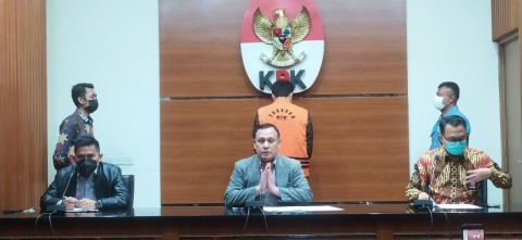 Azis Syamsuddin berompi oranye sebelum dibawa ke ruang tahanan