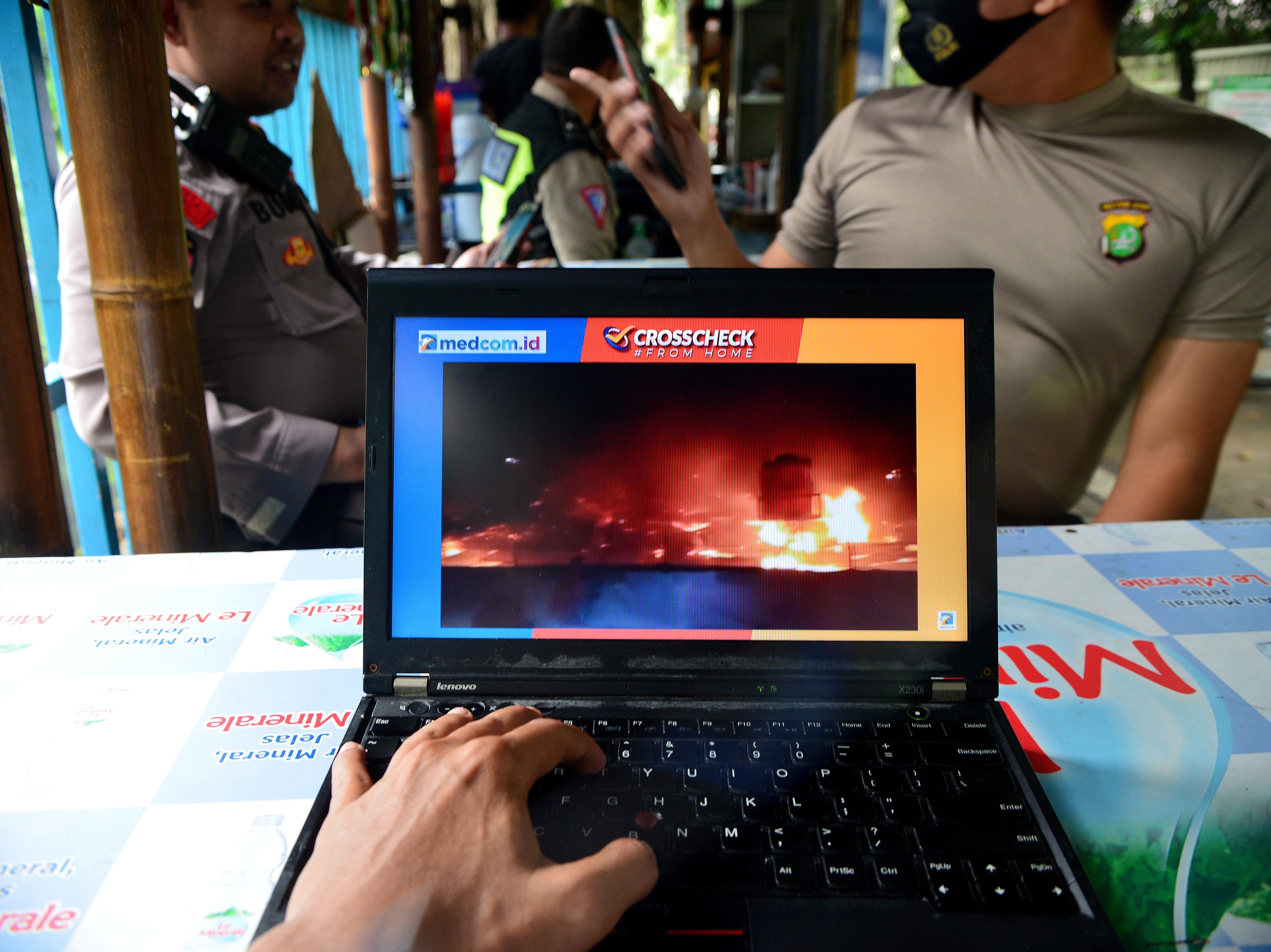 Masyarakat menyaksikan jalannya diskusi virtual Crosscheck melalui komputer jinjing di kanal Medcom.id Jakarta.