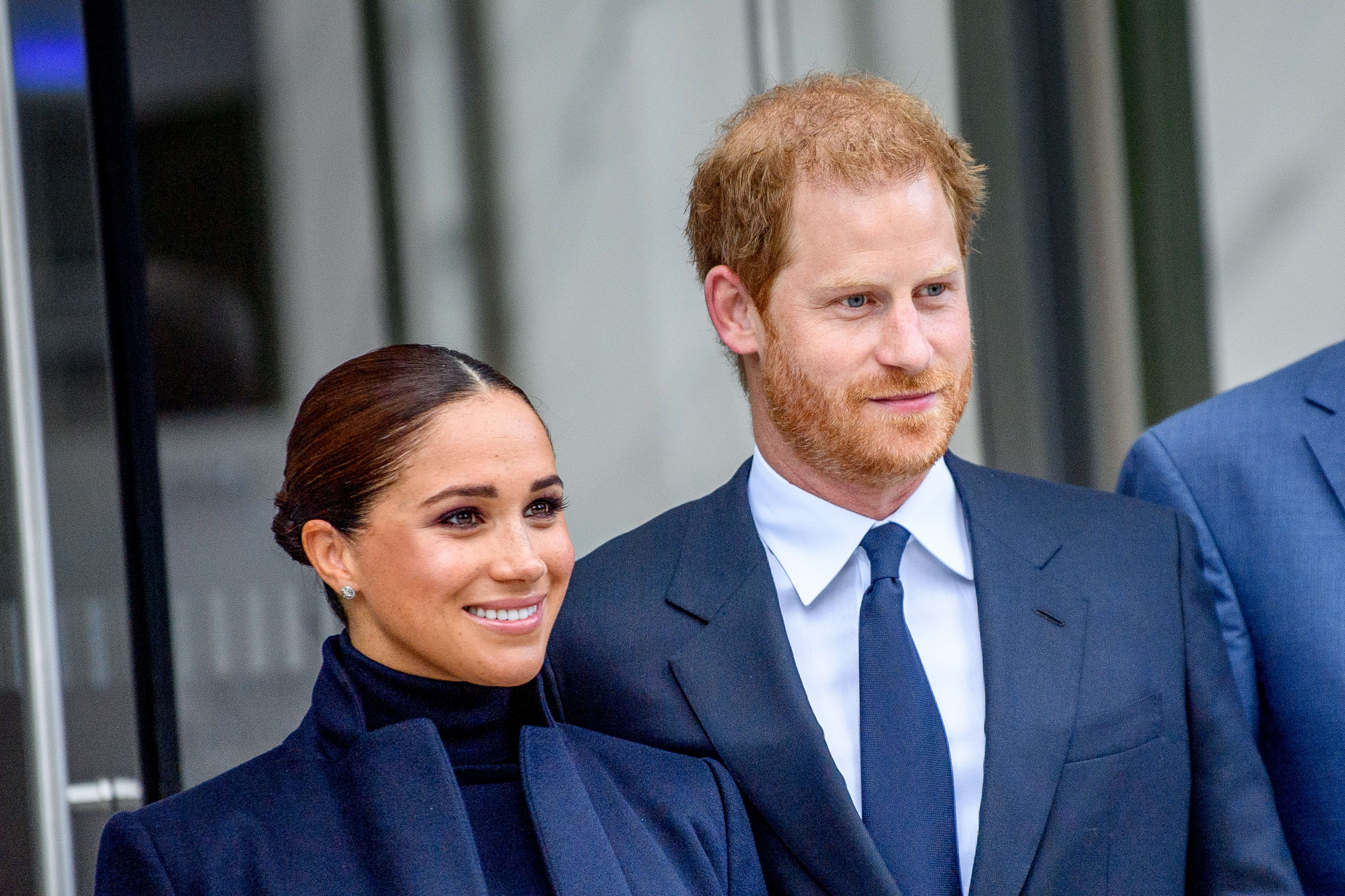 Pangeran Harry (kanan) dan istrinya Meghan Markle