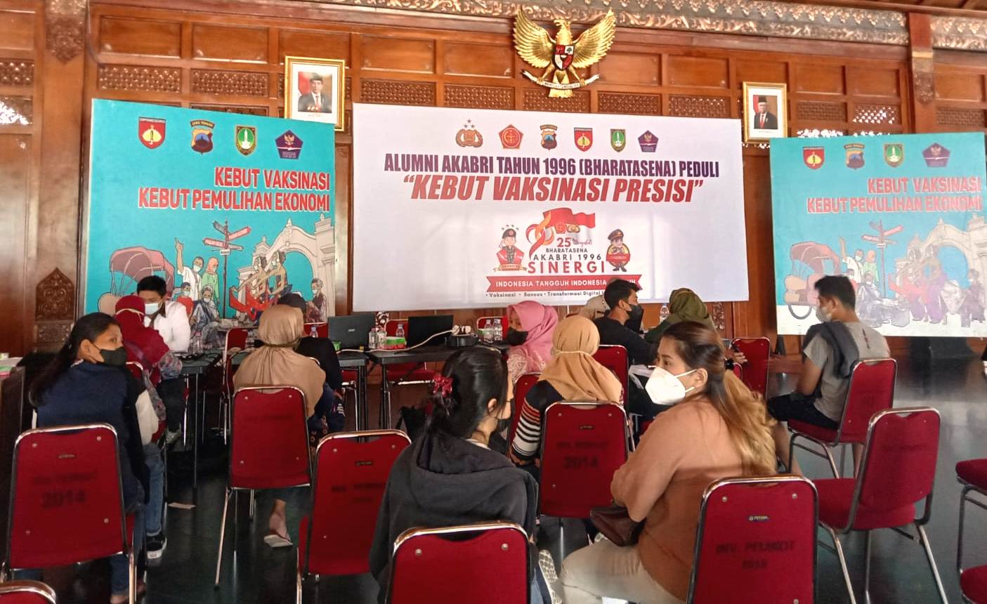 Peserta vaksinasi massal di Surakarta
