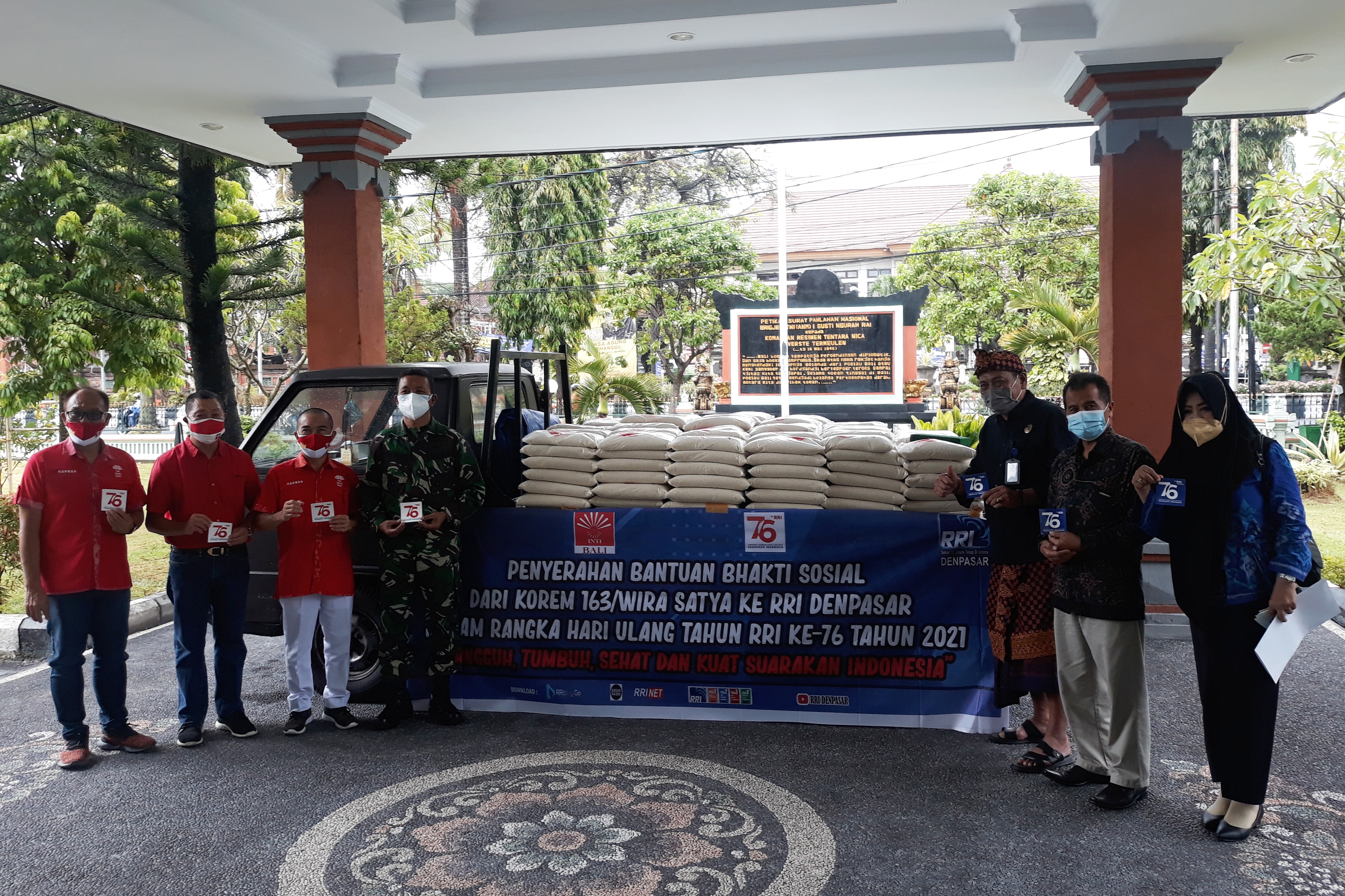 Inti Bali dan Korem Wira Satya Salurkan 2 Ton Beras Melalui RRI