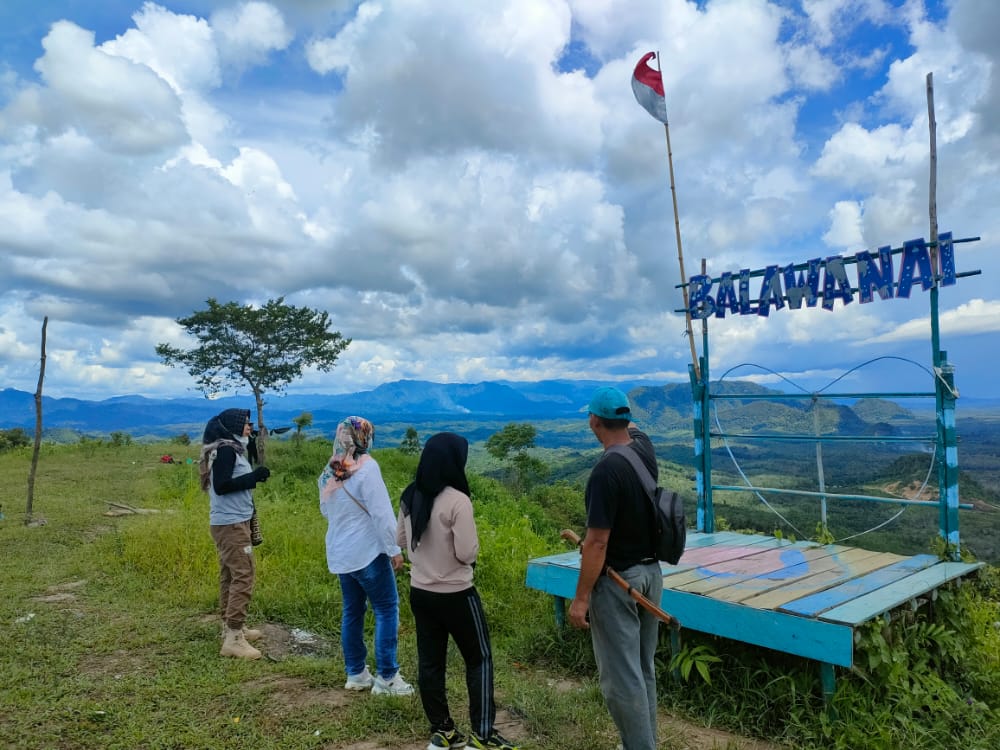 Sejumlah orang berada di puncak Bukit Balawanai di Kabupaten Balangan, Kalimantan Selatan