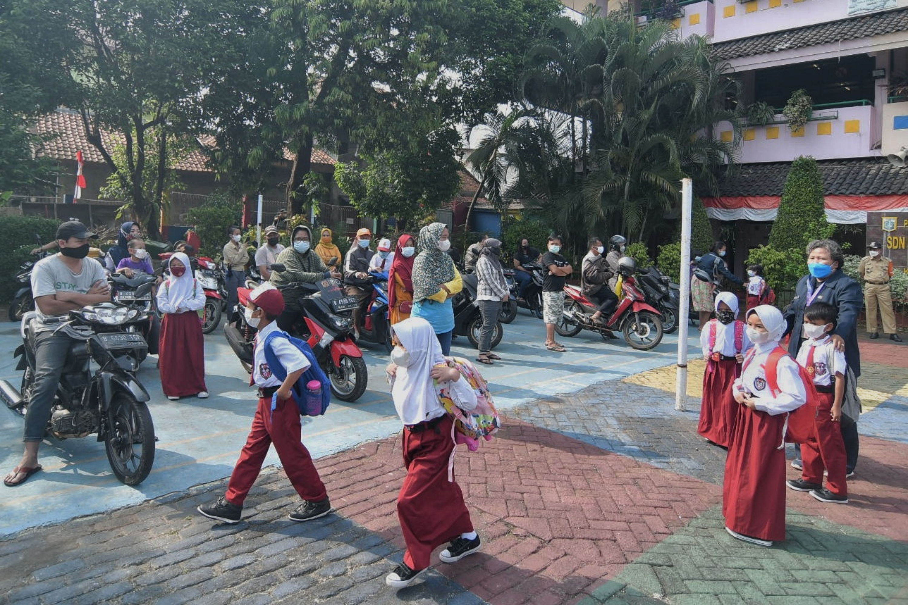 Siswa menerapkan protokol kesehatan saat PTM terbatas di Jakarta