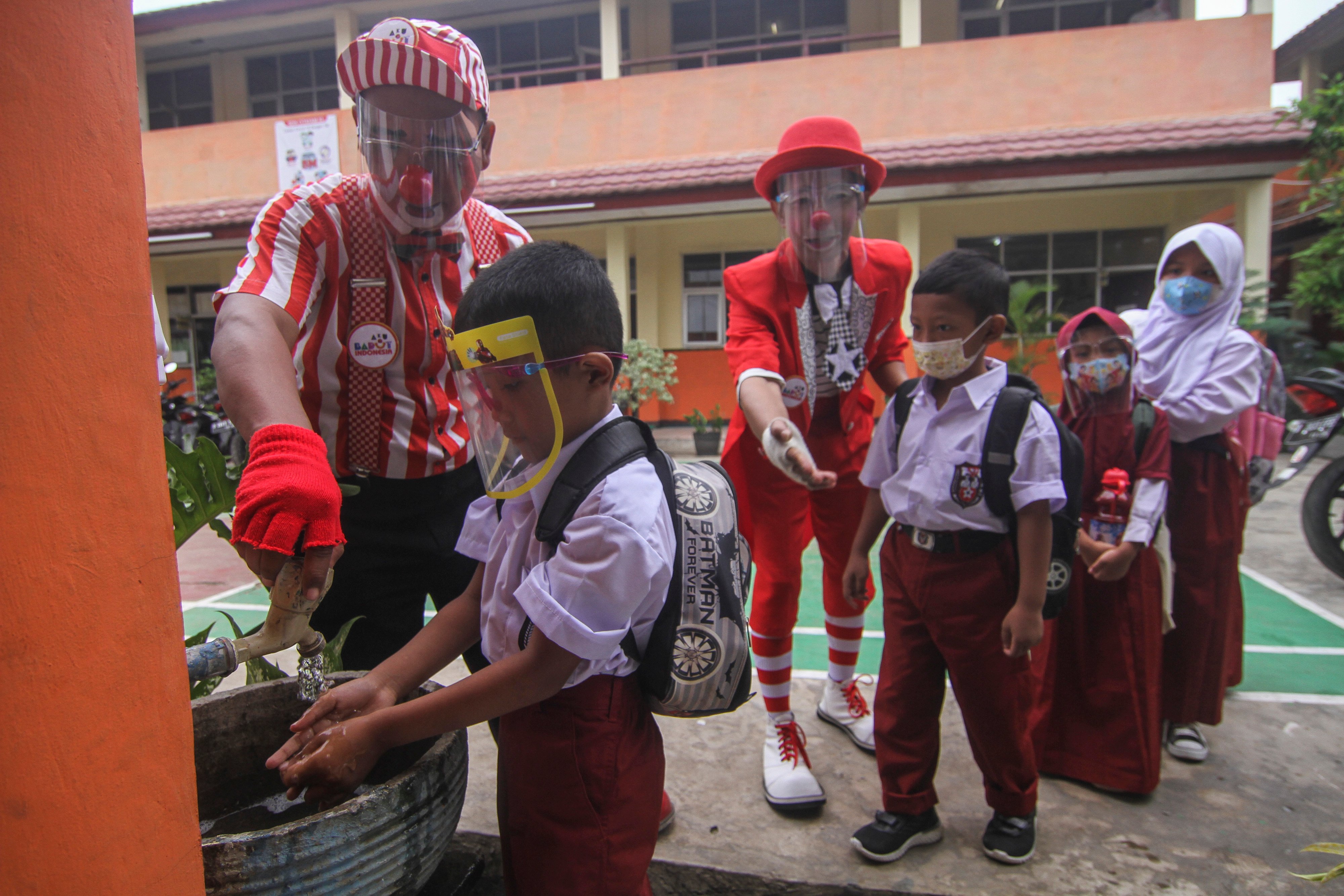 Seniman Aku Badut Indonesia mengedukasi cuci tangan kepada siswa di SDN 03 Citayam, Kabupaten Bogor, Jawa Barat, Senin (6/9/2021)