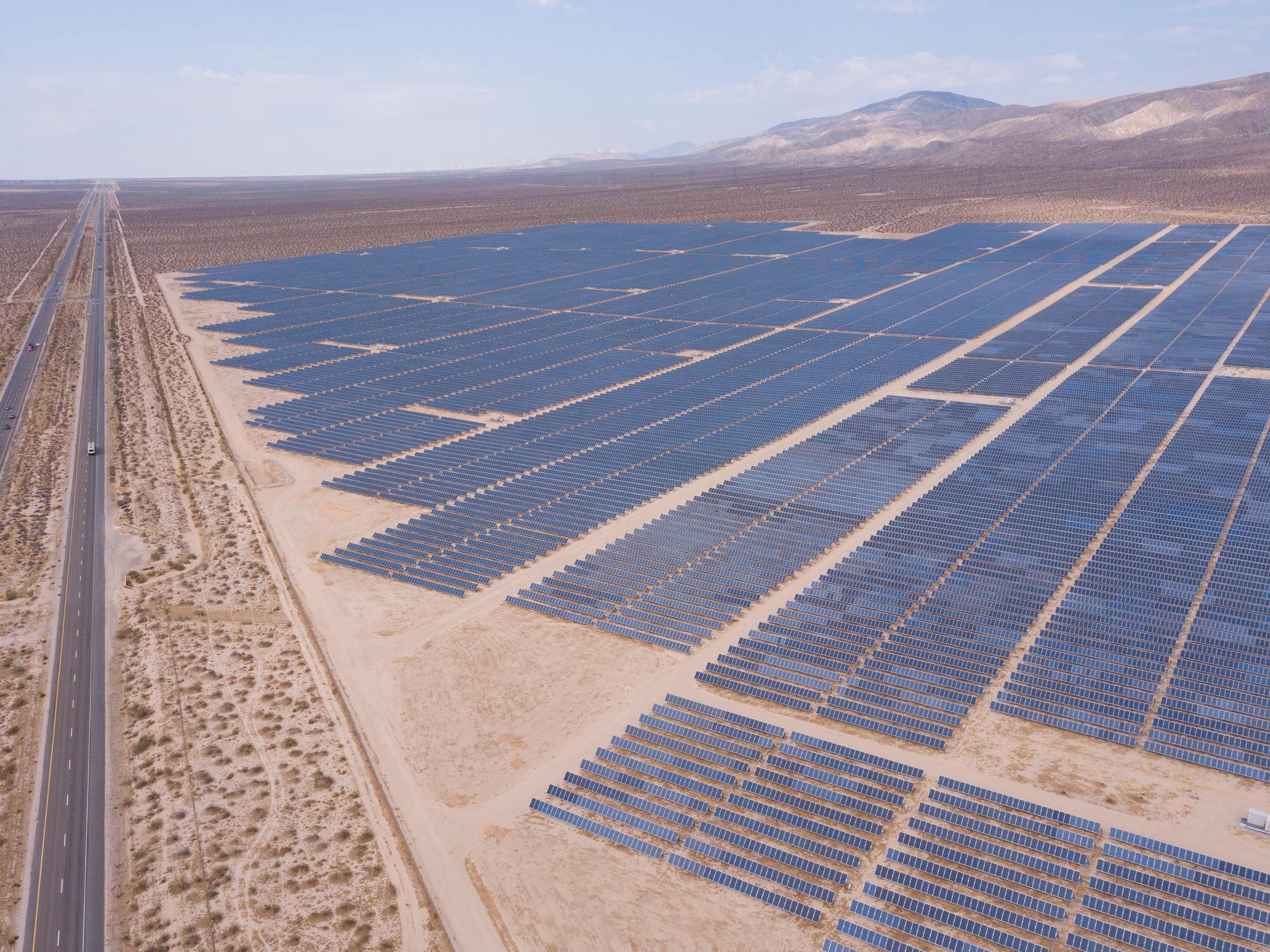 Panel surya sebagai bagian dari pembangkit listrik di California 14 Highway.