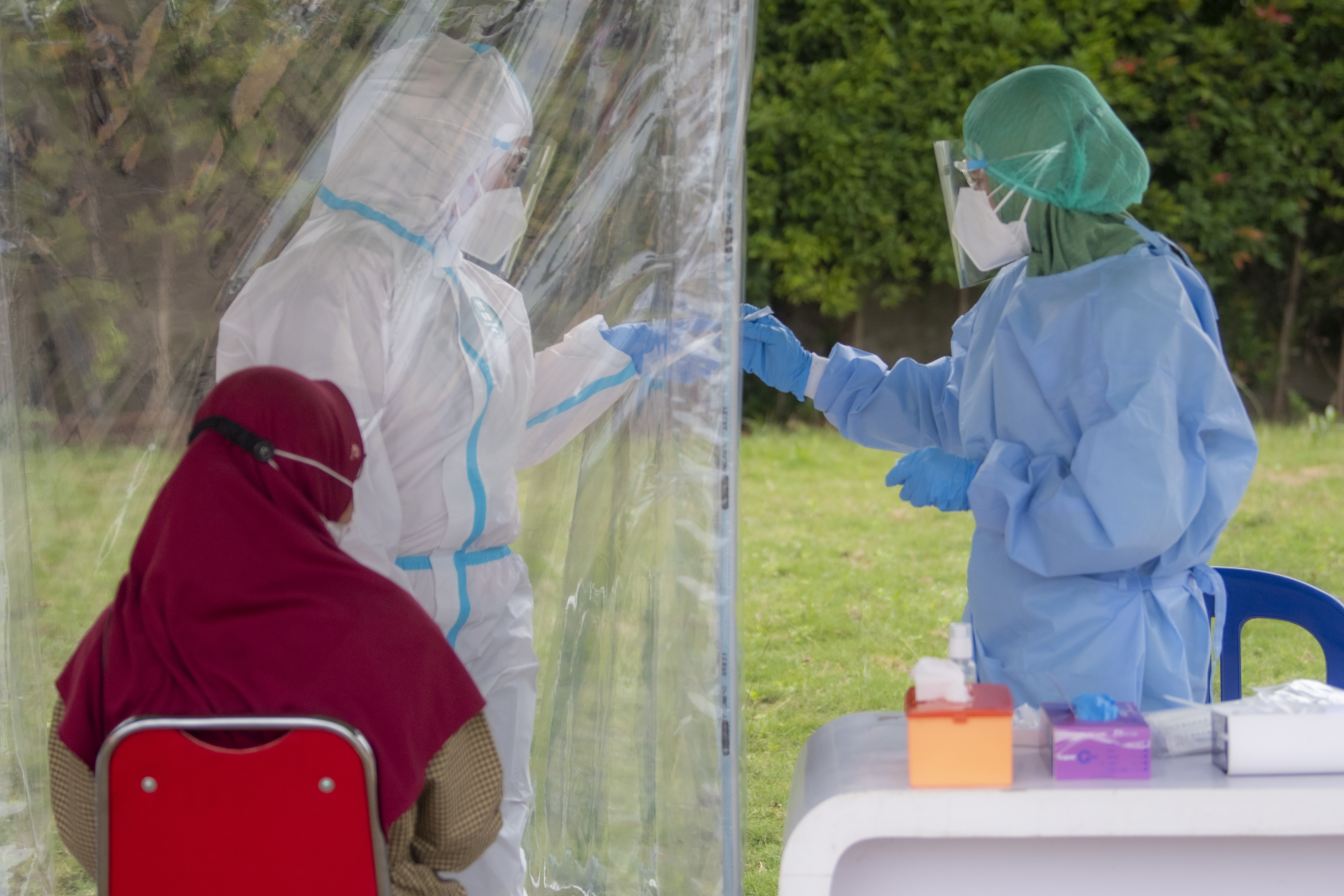 Tenaga kesehatan bersiap melakukan tes PCR kepada peserta tes CPNS