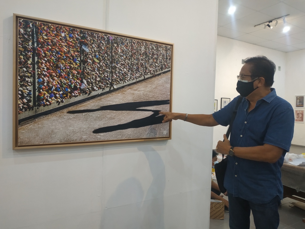 Presiden FPSI, Jonny Hendarta menunjukkan karyanya yang dipamerkan berjudul Lock Our Love (2017) di Galeri Pandeng, Fakultas Seni Media R: 