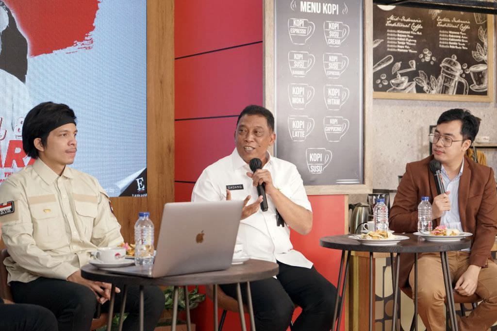 Dirjen Pothan Kemenhan Mayjen TNI Dadang Hendrayudha (tengah) dan Youtuber Atta Halilintar (kiri) dalam acara Ngopi Daring Bela Negara.