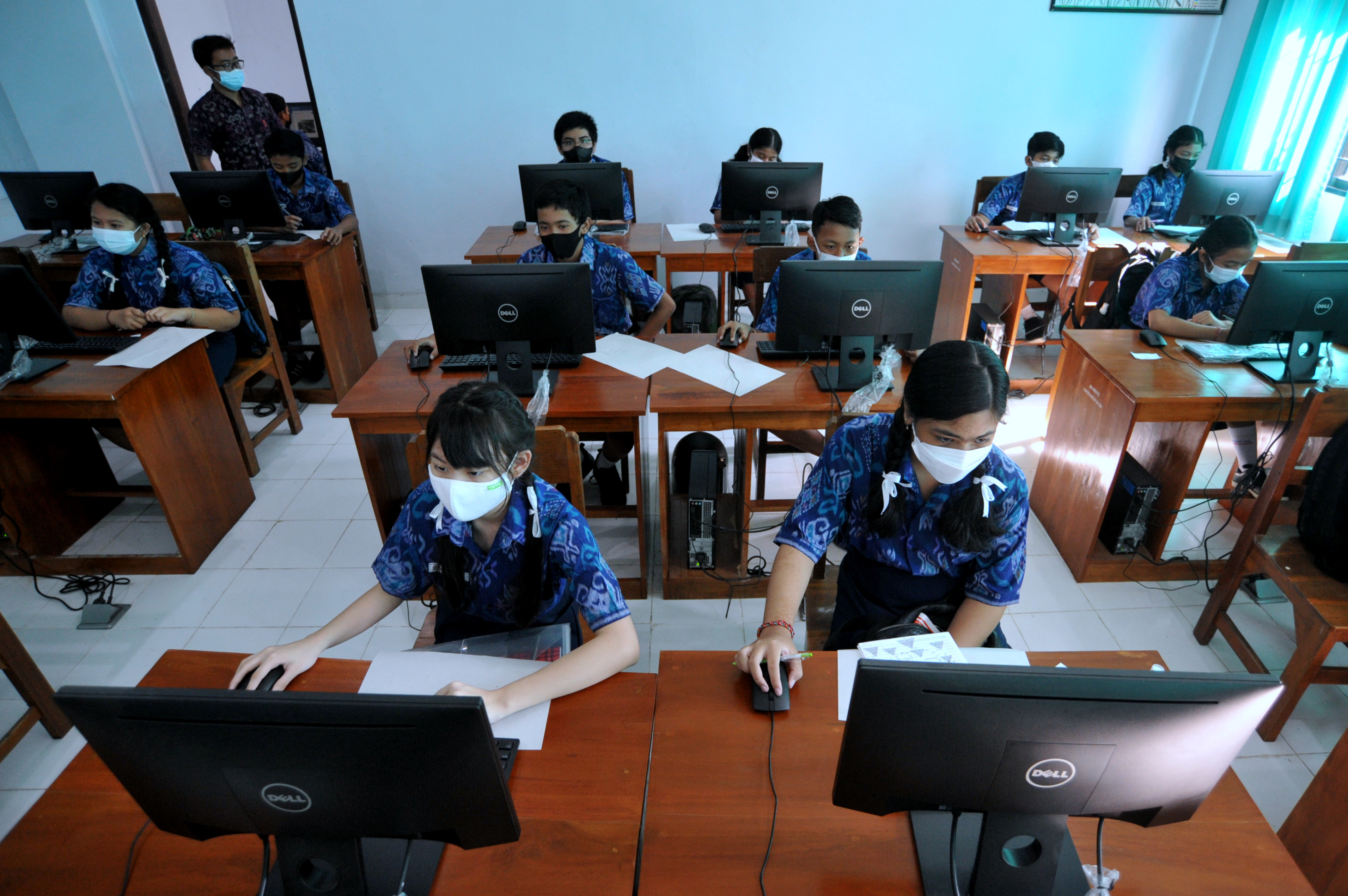 Sejumlah siswa mengerjakan soal saat Simulasi Asesmen Nasional Berbasis Komputer (ANBK) di SMP Negeri 10 Denpasar, Bali, Rabu (25/8).