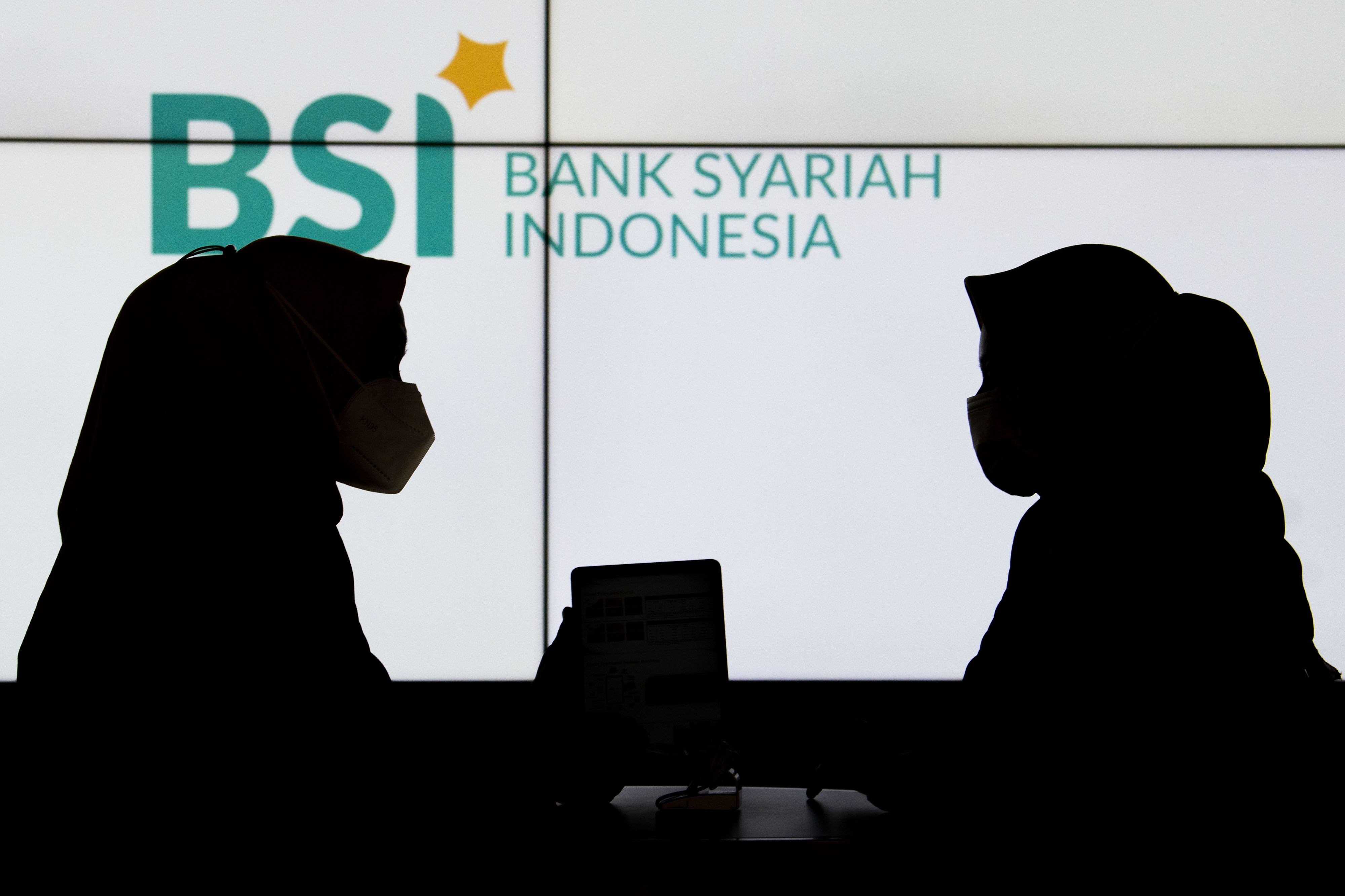 Ilustrasi pegawai melayani nasabah di kantor cabang digital Bank Syariah Indonesia.