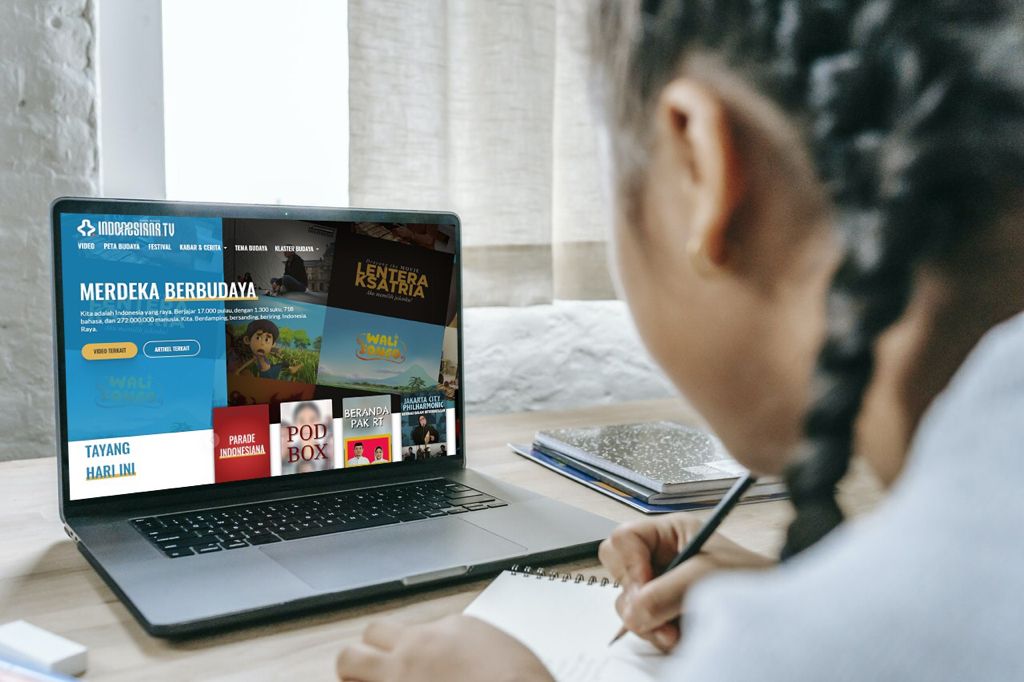 Ilustrasi, seorang siswa tengah menonton Kanal Indonesiana sambil belajar.