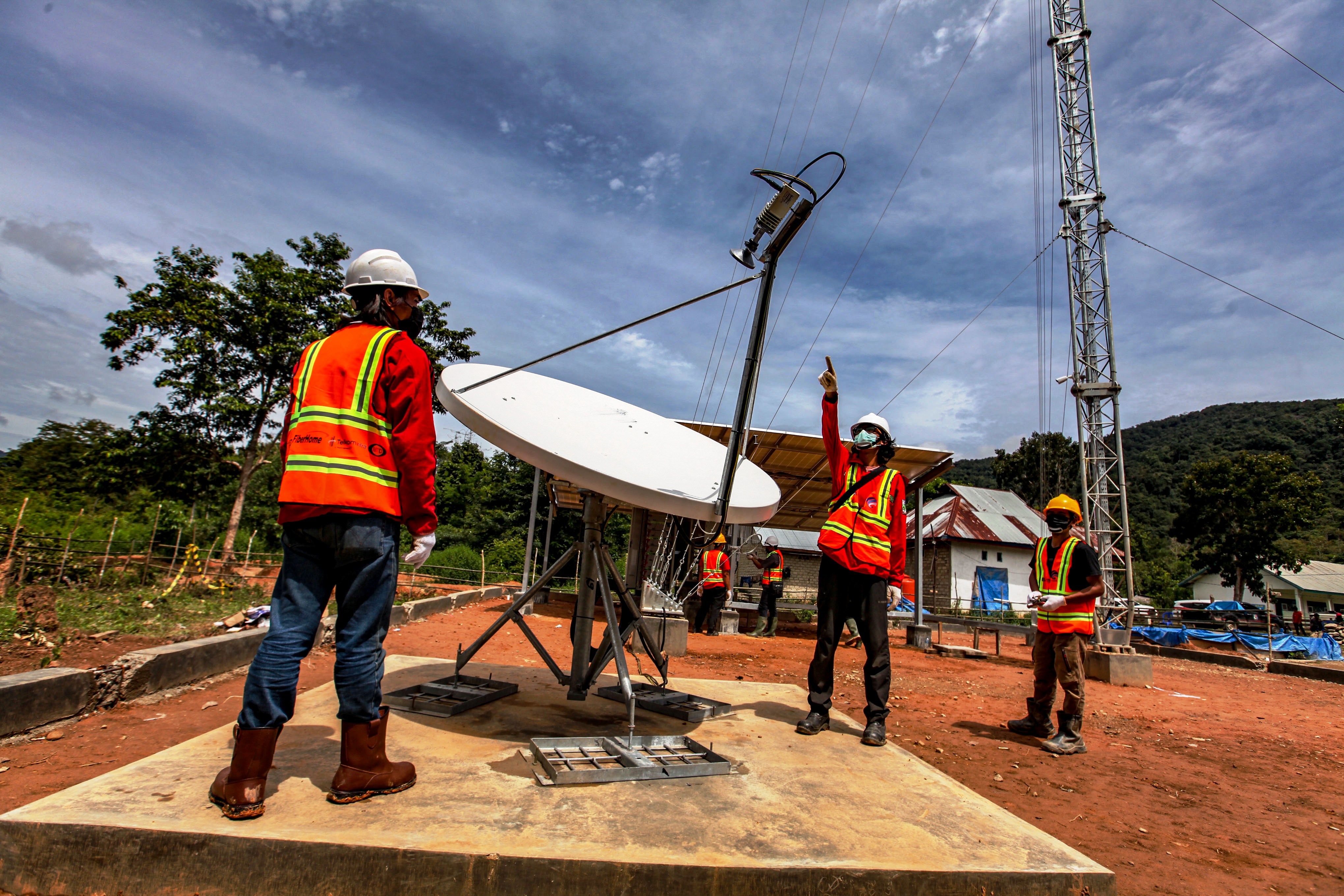 Para pekerja mengerjakan tahap akhir BTS yaitu tahap integrasi antara site BTS dan data center di Desa Nesowi, Konawe, Sultra, Jumat (6/8).