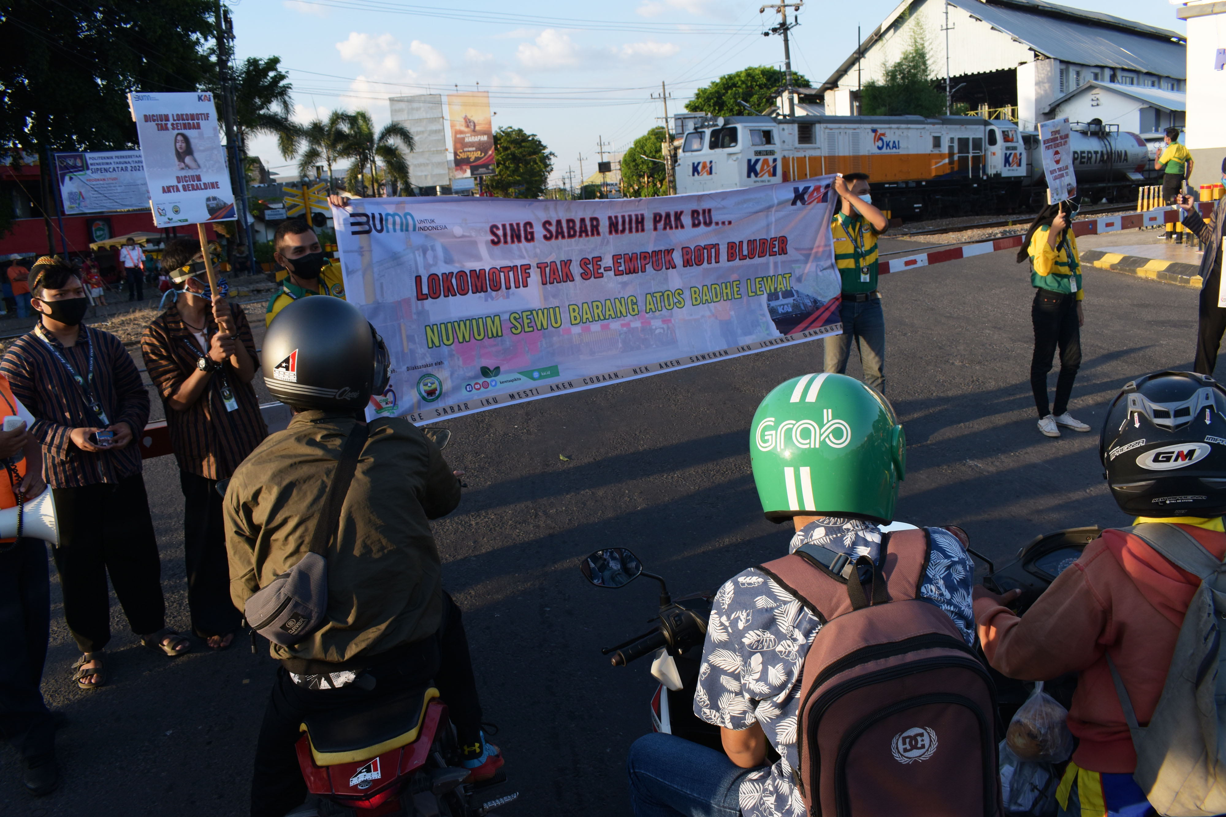 Pintu perlintasan kereta api.