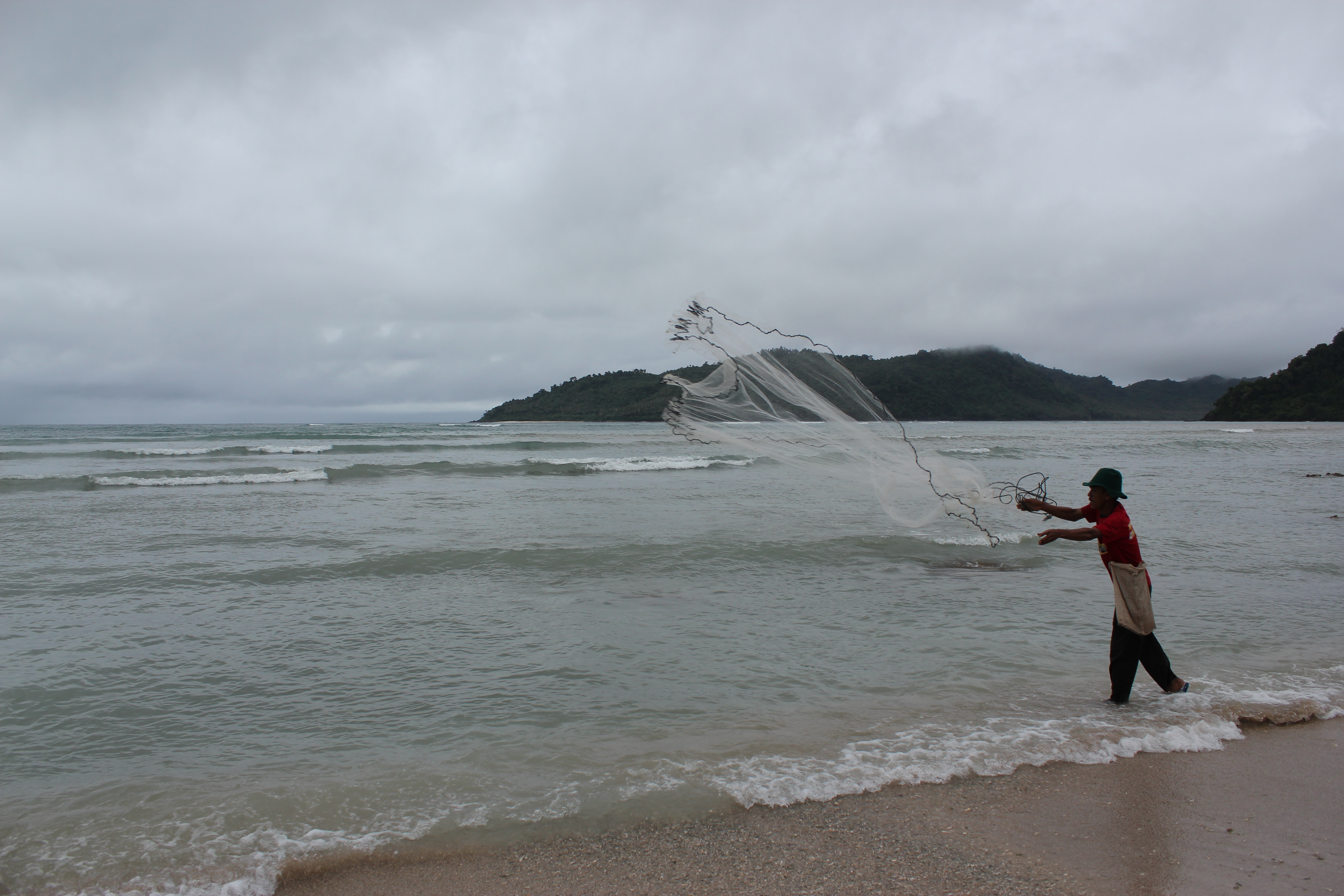 Nelayan sedang menjala ikan di tepi pantai Pulo Aceh, Kabupaten Aceh Besar, beberapa waktu lalu. 