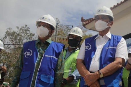 Menteri Koordinator Bidang Kemaritiman dan Investasi Luhut Binsar Pandjaitan (kanan)