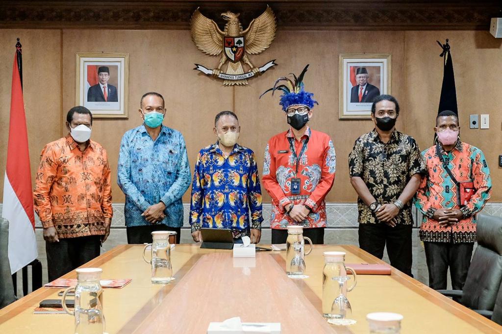 Menparekraf Sandiaga Uno Bertemu Tokoh Masyarakat Adat Papua