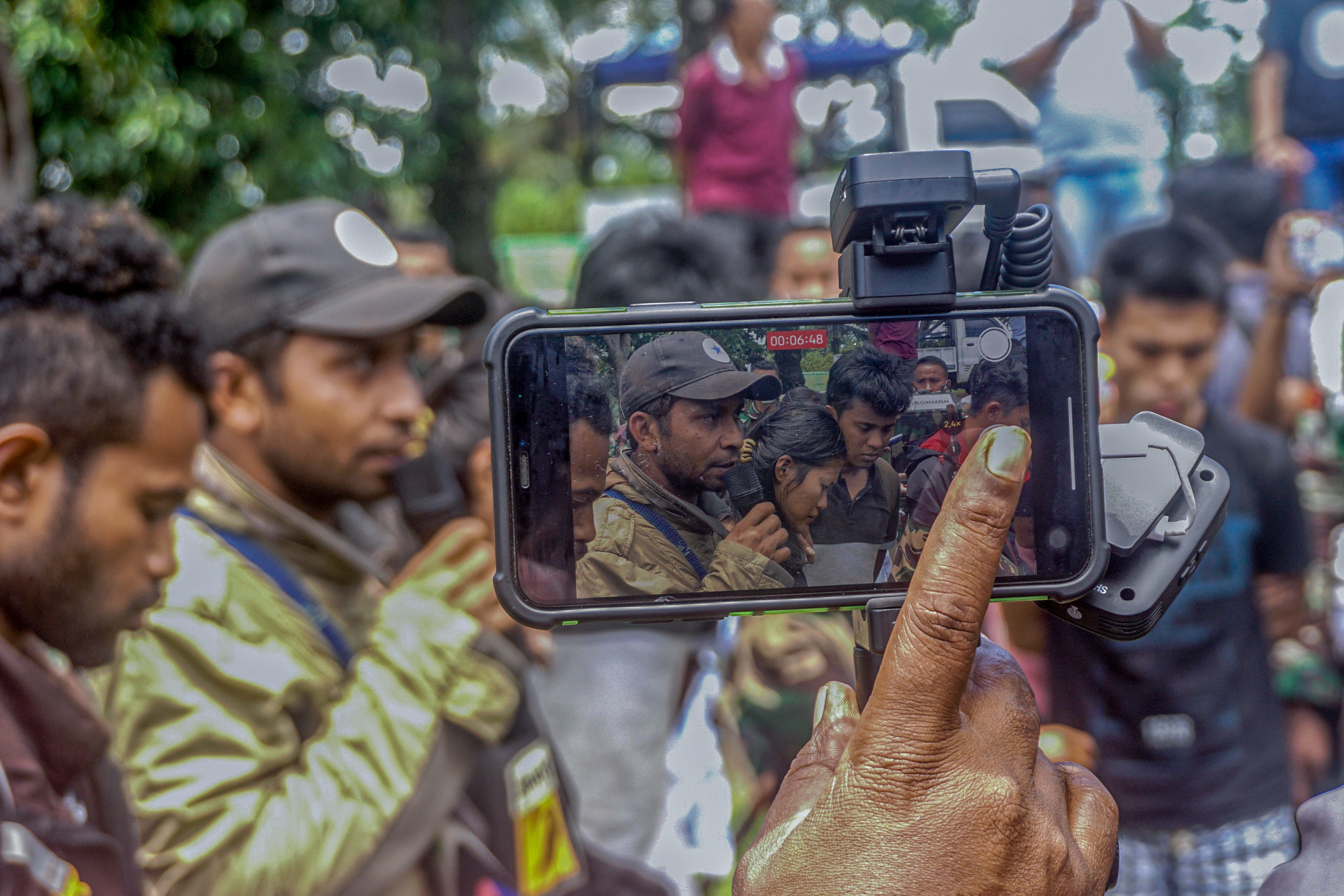 Tenaga kesehatan (Nakes) korban penyerangan Kelompok Kriminal Bersenjata (KKB) tiba di Jayapura