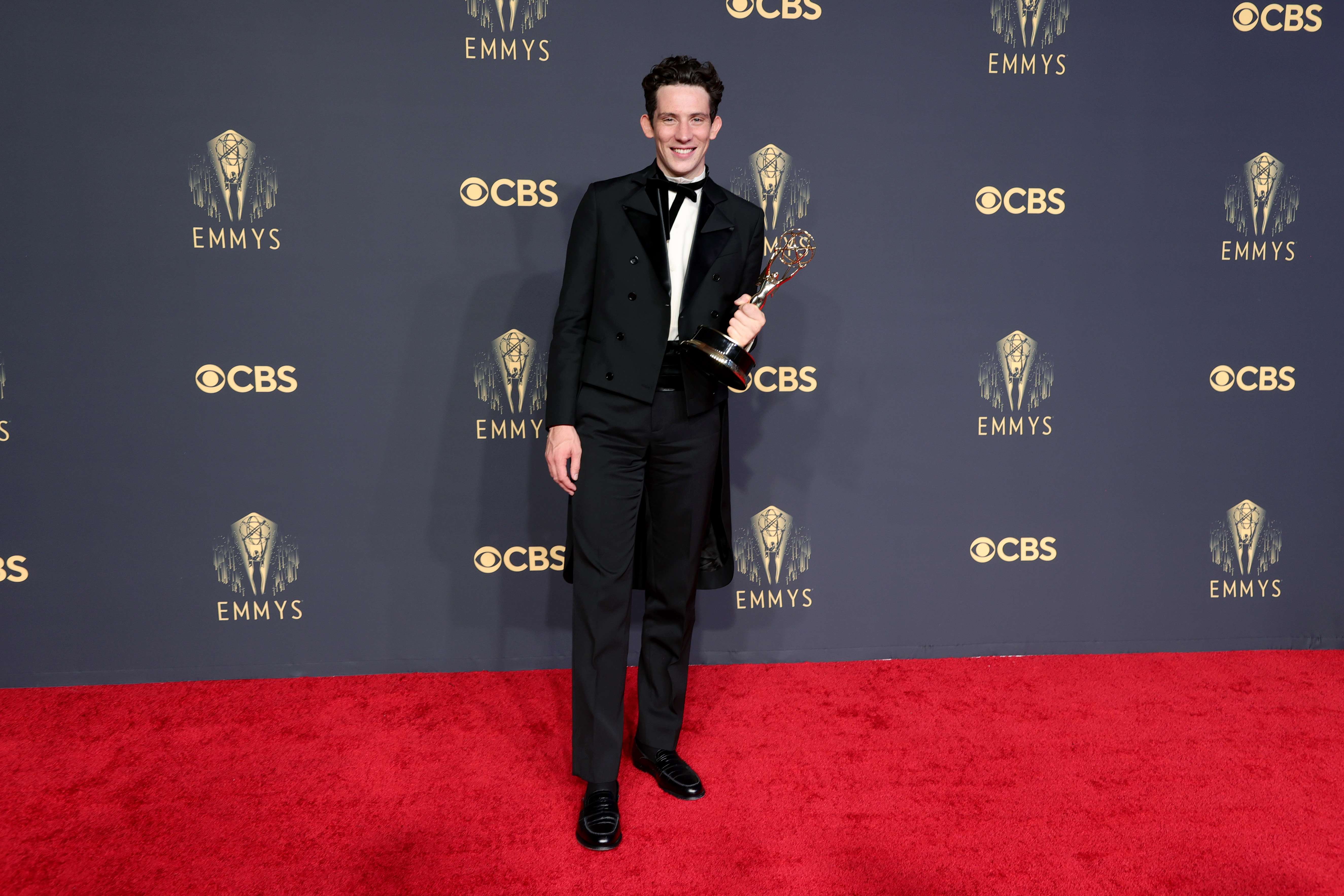 Josh O'Connor menerima penghargaan untuk kategori aktor terbaik serial drama lewat The Crown.