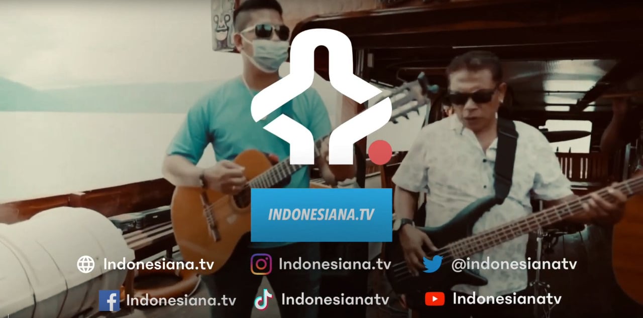 Pidi Baiq tampil bersama grup muskinya, The Panasdalam. 