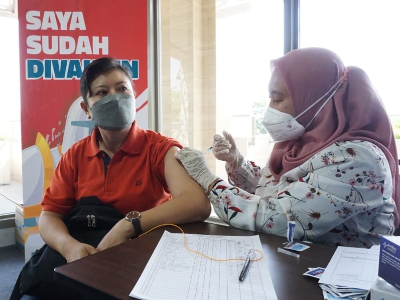 Salah seorang peserta yang mengikuti Sentra Vaksinasi Indonesia Pasti Bisa Kota Semarang, Senin (20/9). 