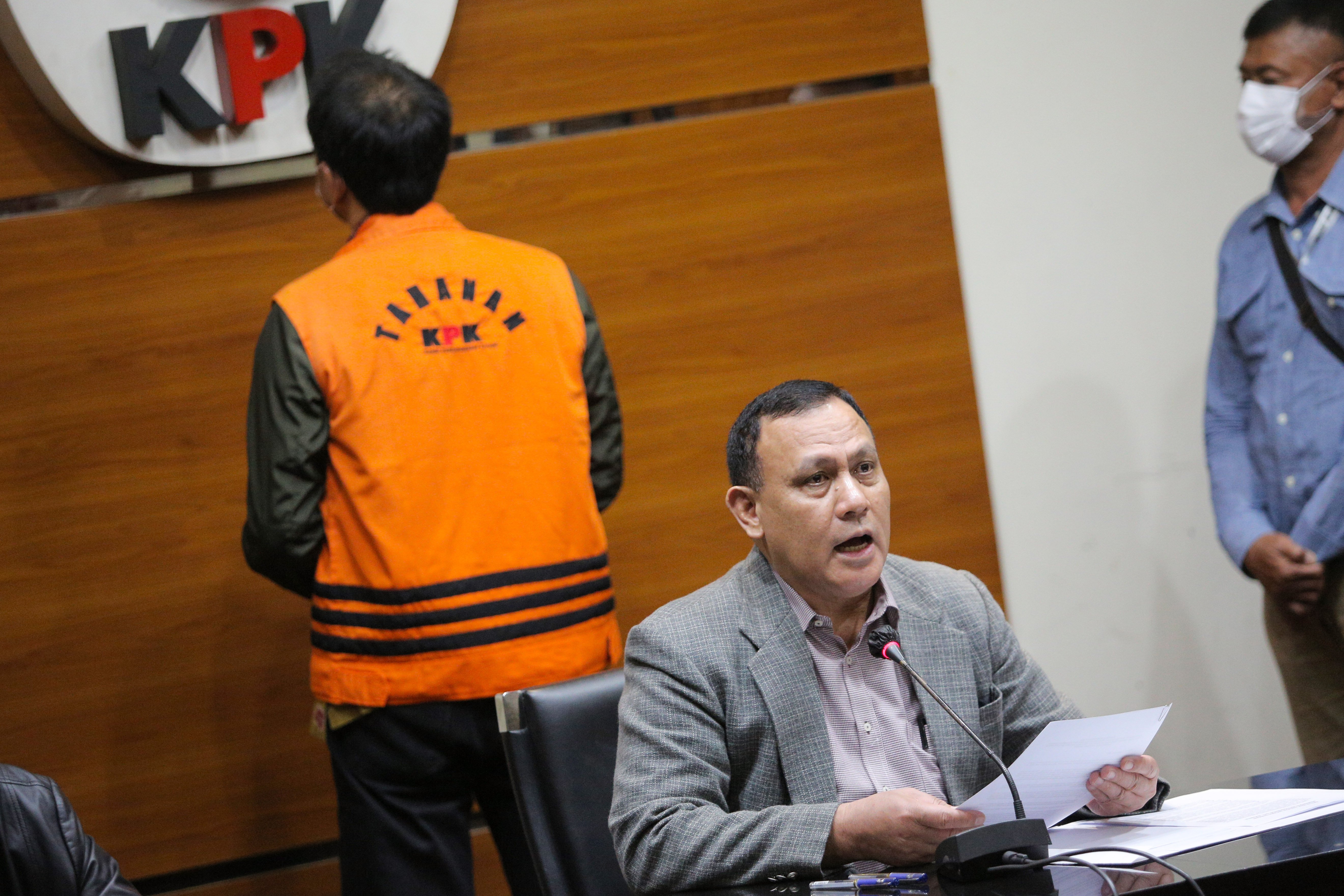 Wakil Ketua DPR Azis Syamsuddin (rompi oranye) saat dipamerkan oleh Komisi Pemberantasan Korupsi.