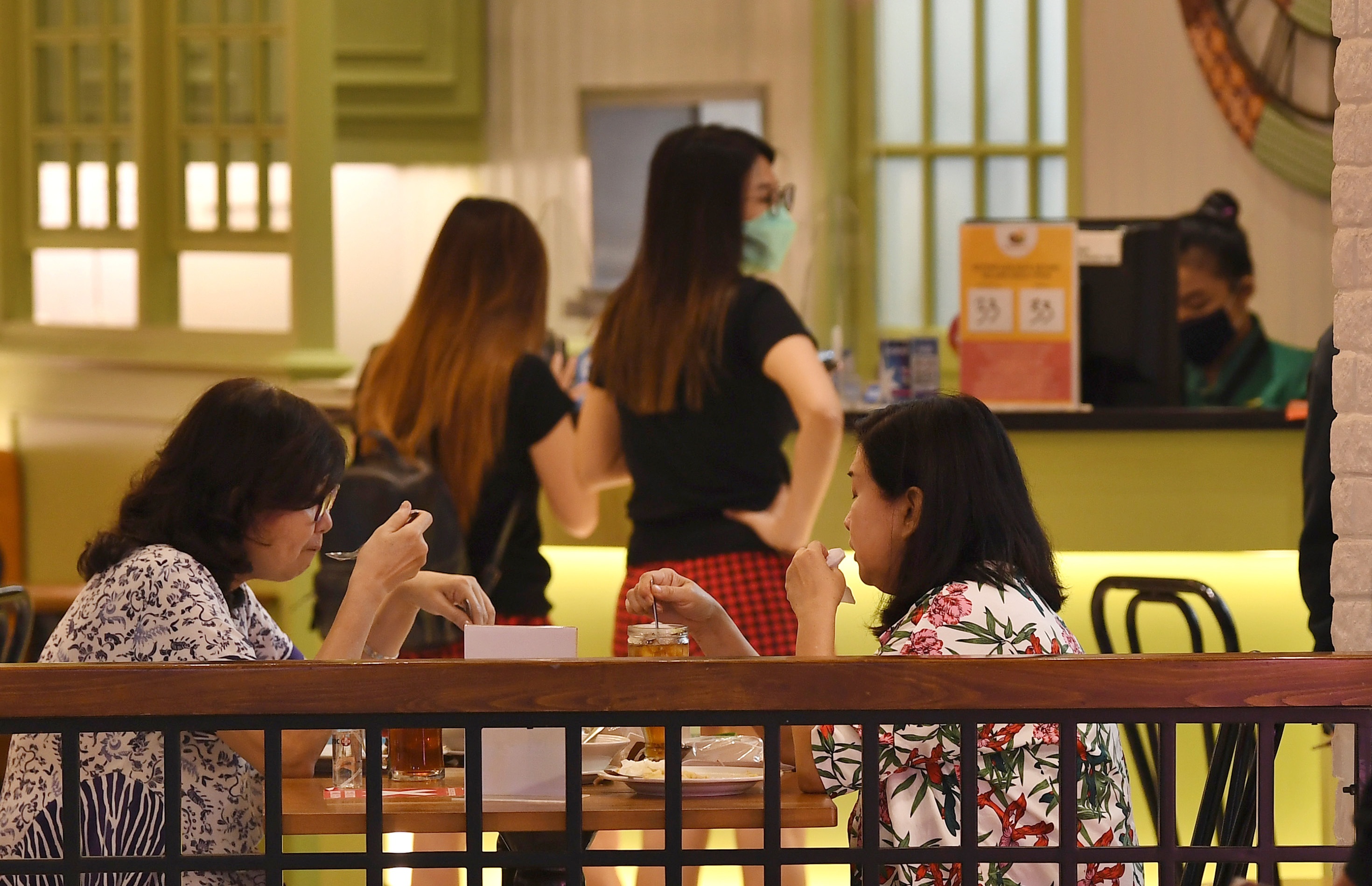Pengunjung restoran makan di tempat