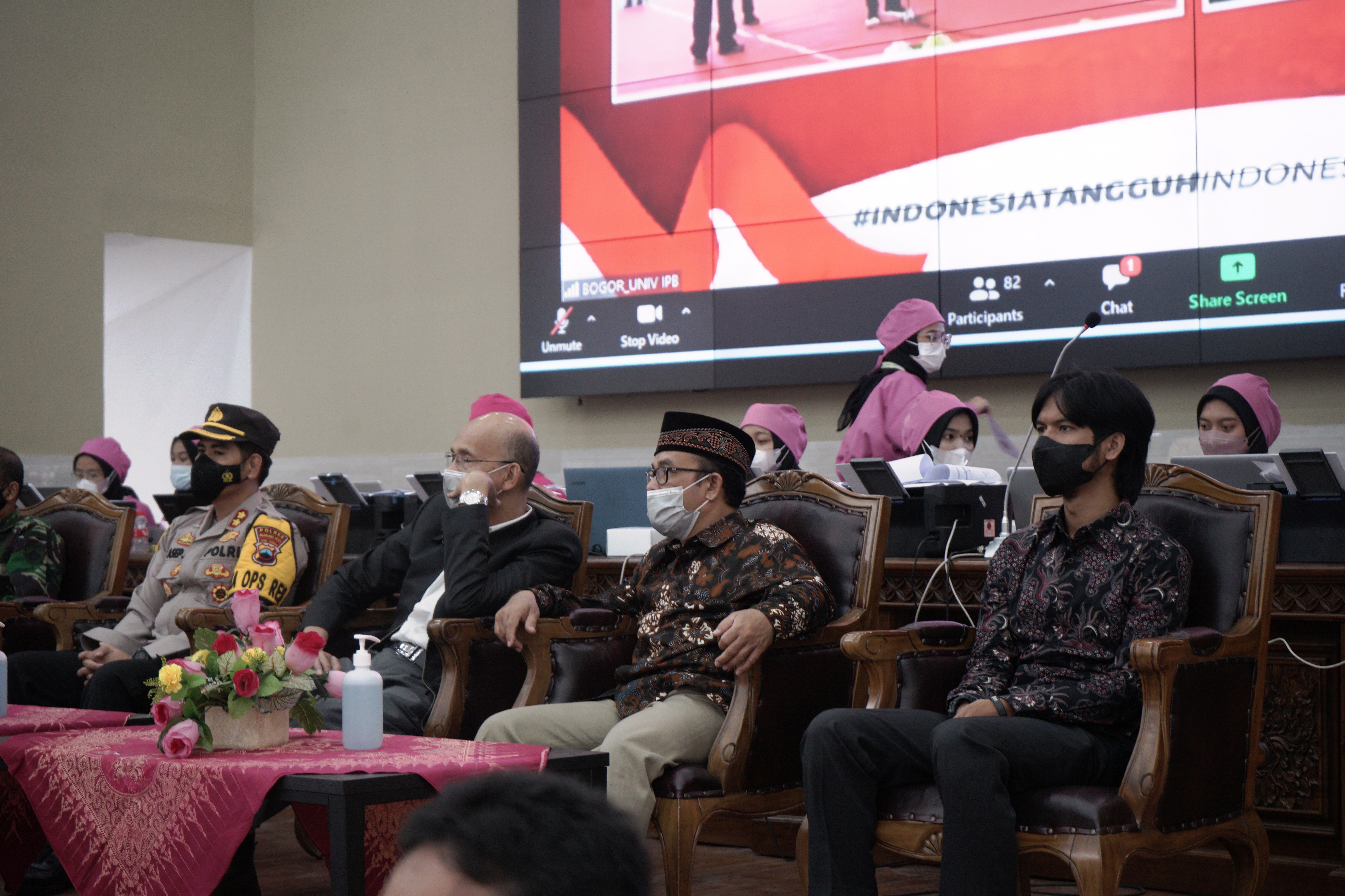 Sejumlah pejabat Kota Magelang menghadiri vaksinasi massal kerja sama Polri dan BEM SI menyasar 3.000 mahasiswa Untidar dan warga Magelang.