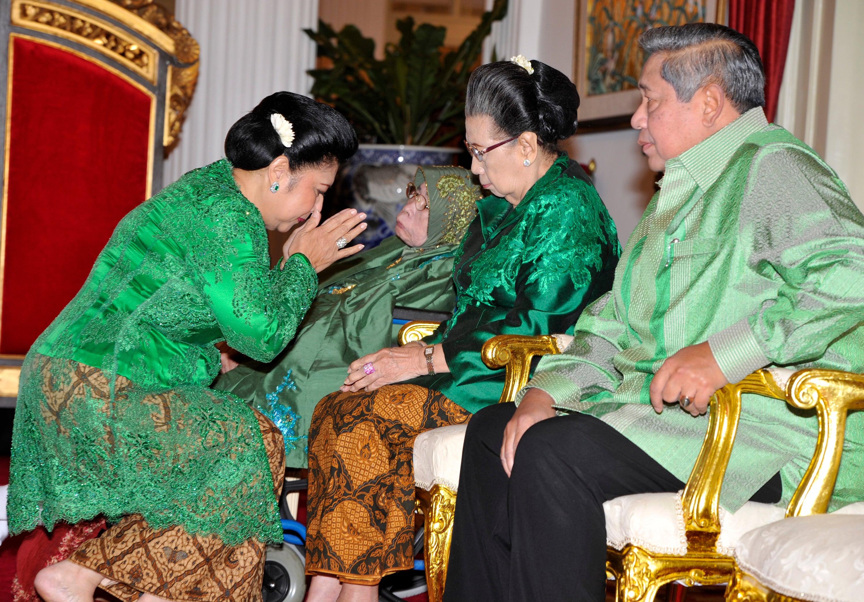  Ibunda Ani Yudhoyono Ibu Sunarti Sri Hadiyah (kedua kanan)