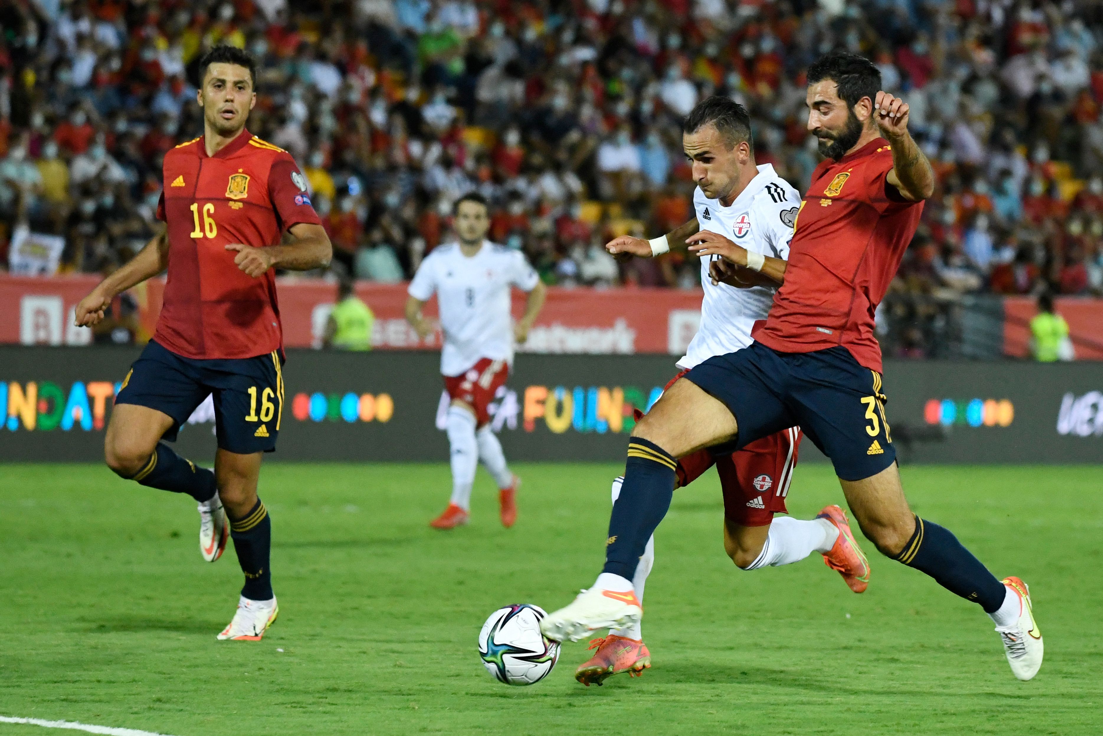 Bek timnas Spanyol Raul Albiol (kanan) berebut bola dengan gelandang timnas Georgia, Vladimer Mamuchashvili. 