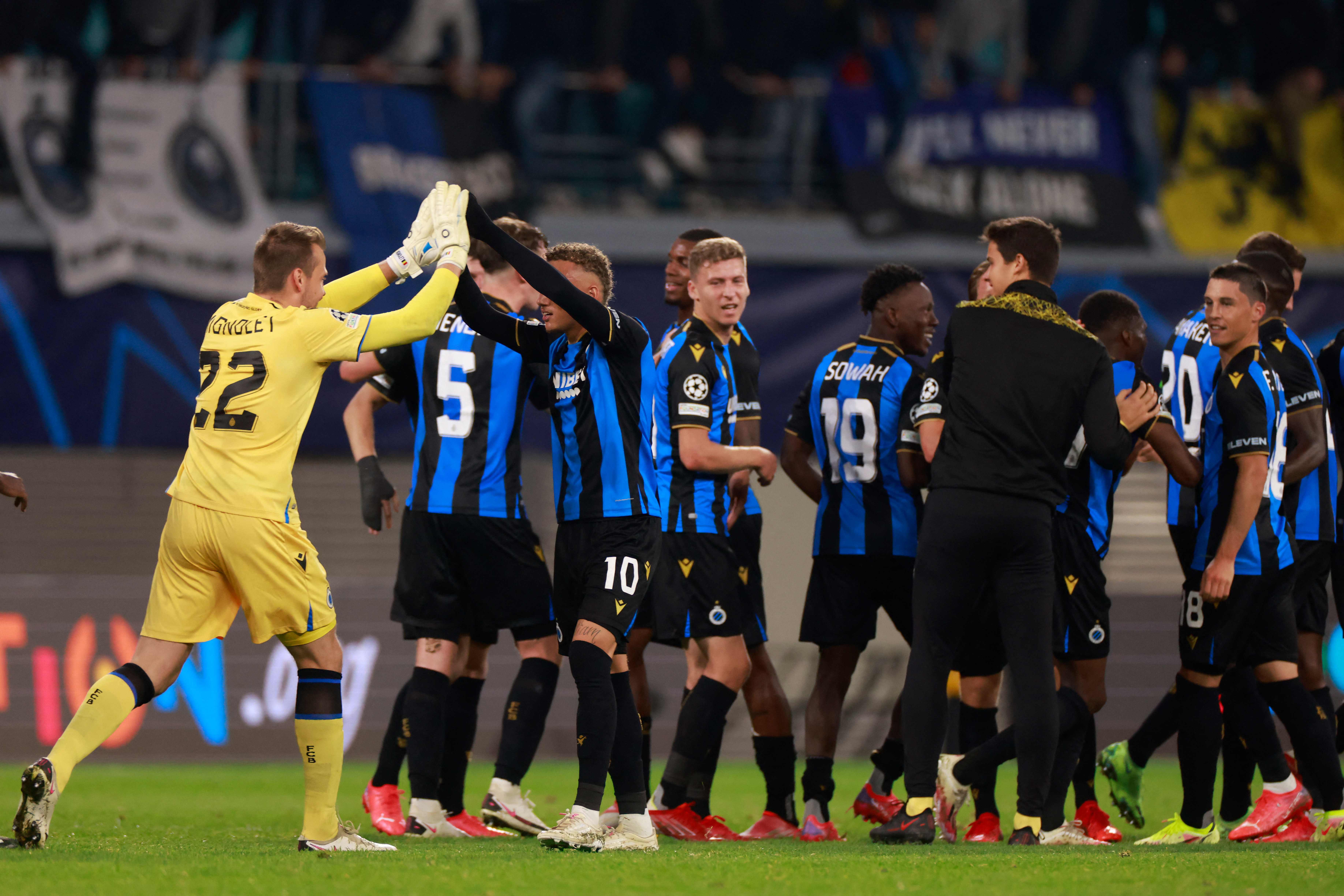 Para pemain Club Brugge melakukan selebrasi usai meraih kemenangan atas RB Leipzig di laga Liga Champions.