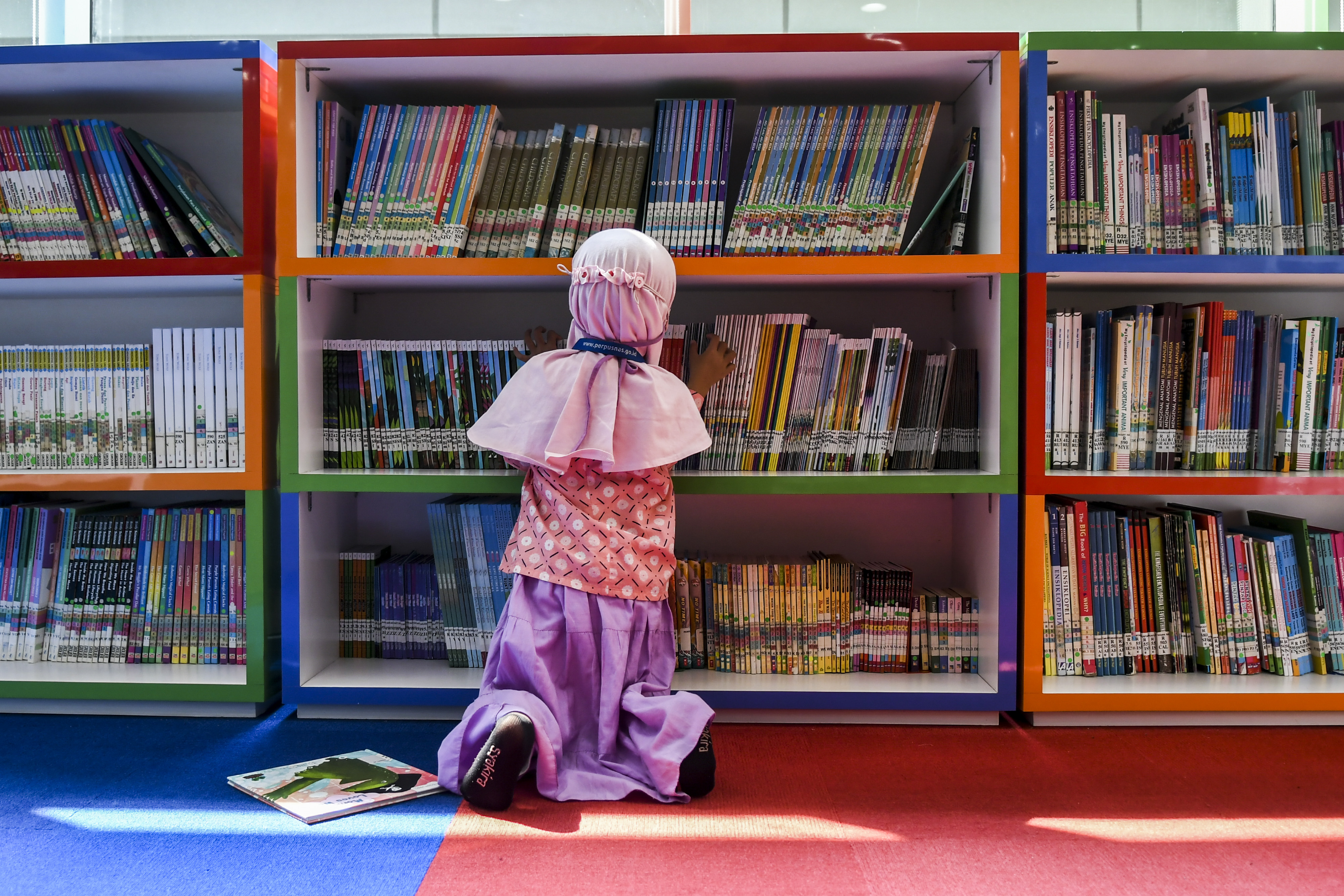  Pemustaka anak memilih buku di Layanan Koleksi Anak, Perpustakaan Nasional, Jakarta, Jumat (23/4/2021)