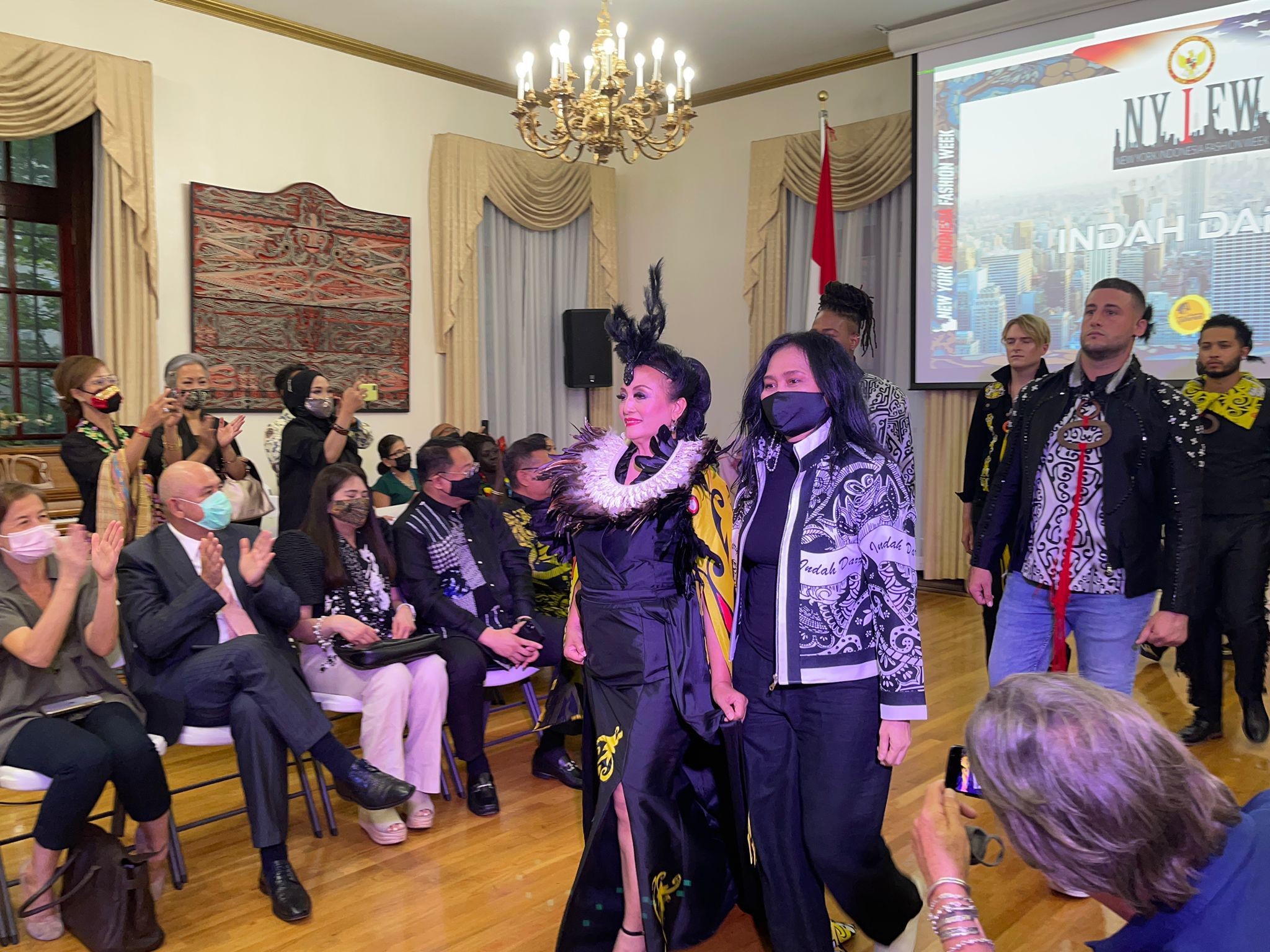 Fashion show dibuka oleh Konjen RI New York dan dihadiri seperti make-up artist, model, dosen-dosen jurusan fesyen.