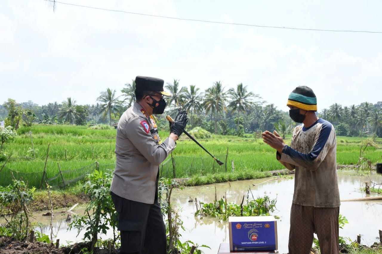 Kakorlantas Polri, Irjen Pol Istiono menyerahkan bantuan sembako kepada buruh tani di Pandeglang, Banten, Rabu (8/9) 