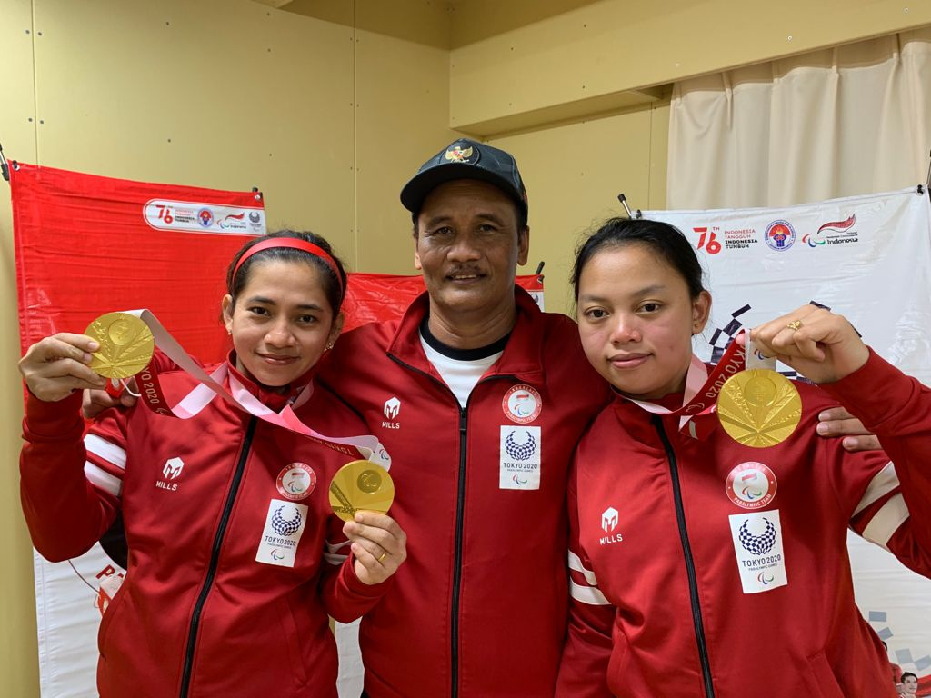 Sapta Kunda di tengah dua atlet asuhannya