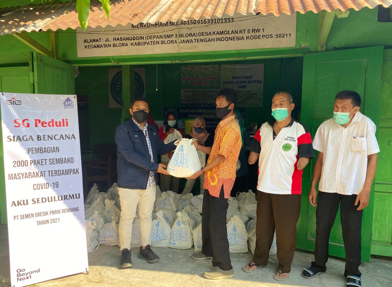 PT Semen Gresik membagikan 2.000 paket sembako kepada masyarakat kurang mampu terdampak pandemi