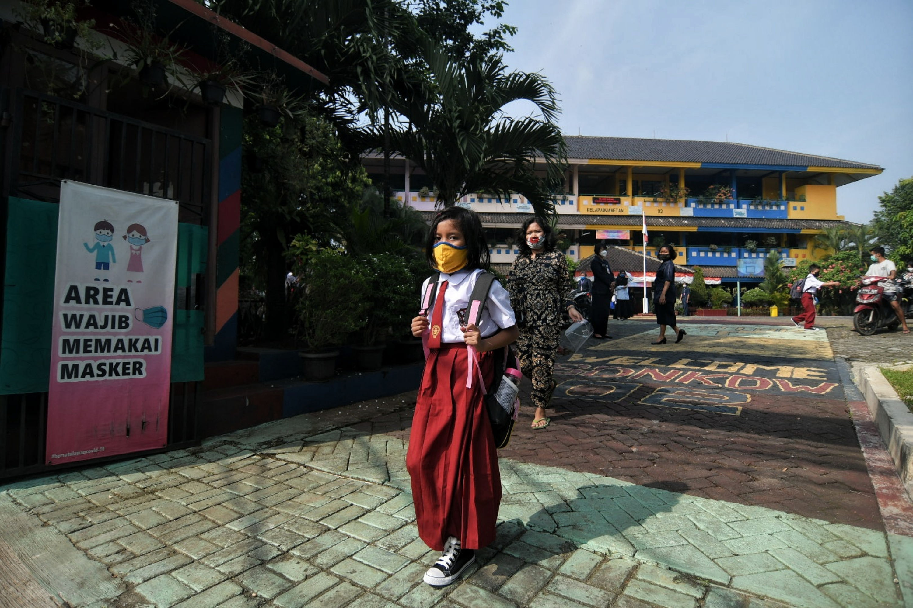 Orang tua murid menjemput anaknya seusai melakukan pembelajaran tatap muka di Jakarta.