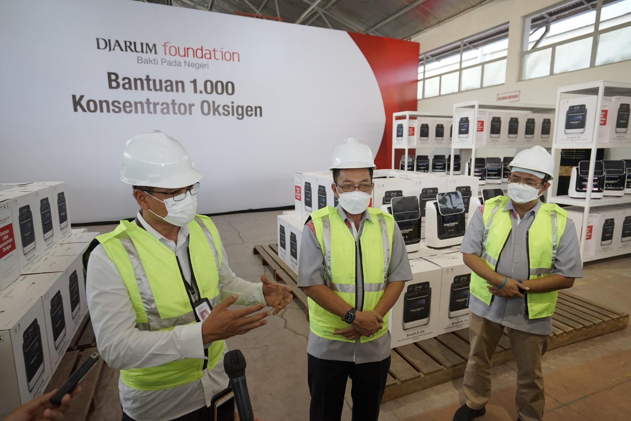 Vice Program Director Bakti Sosial Djarum Foundation, Achmad Budiharto saat menyerahkan sumbangan konsentrator oksigen