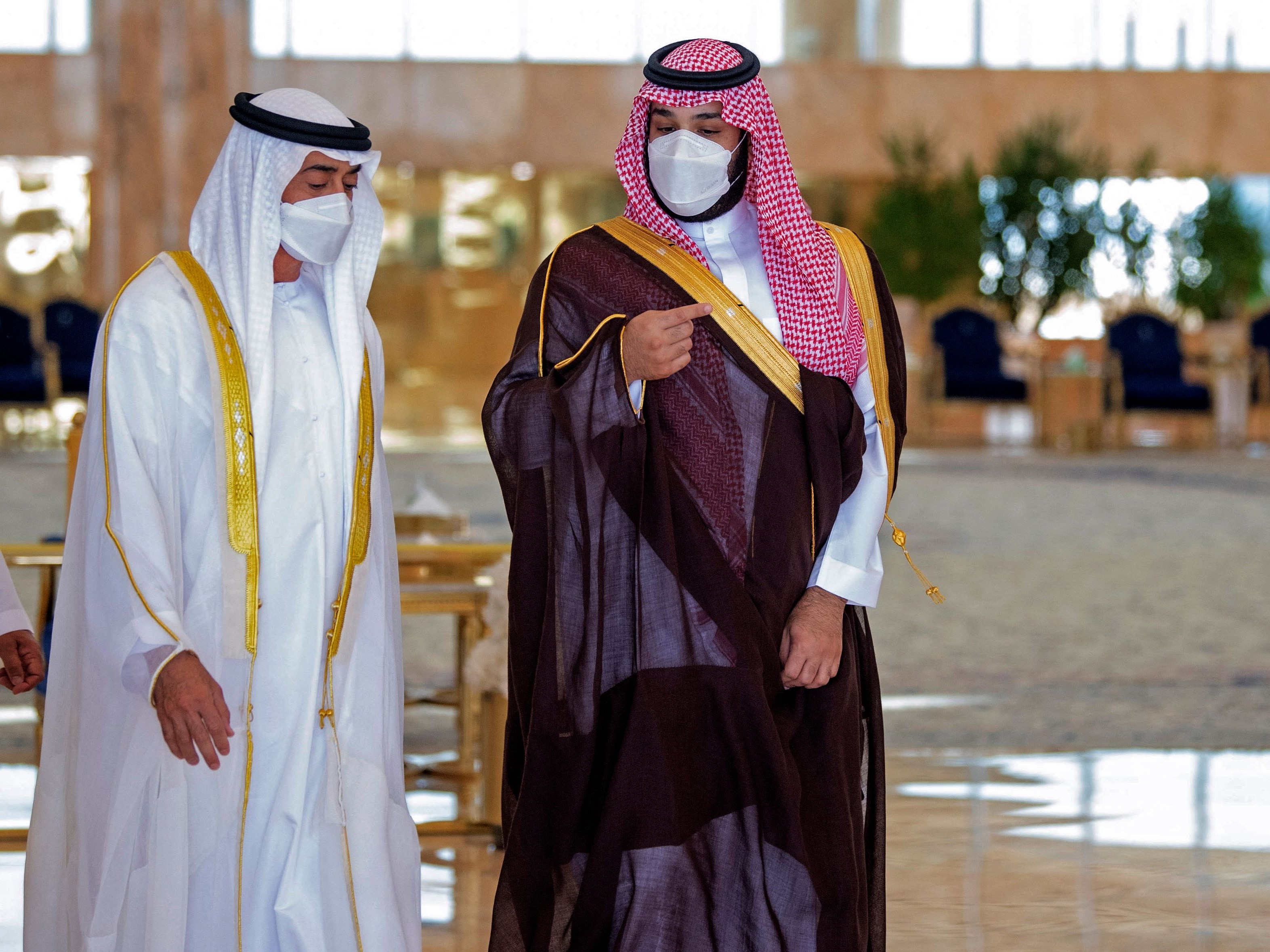 Putra Mahkota Saudi Mohammed bin Salman (kanan) menerima Putra Mahkota Abu Dhabi Sheikh Mohammed bin Zayed al-Nahyan pada tahun lalu.