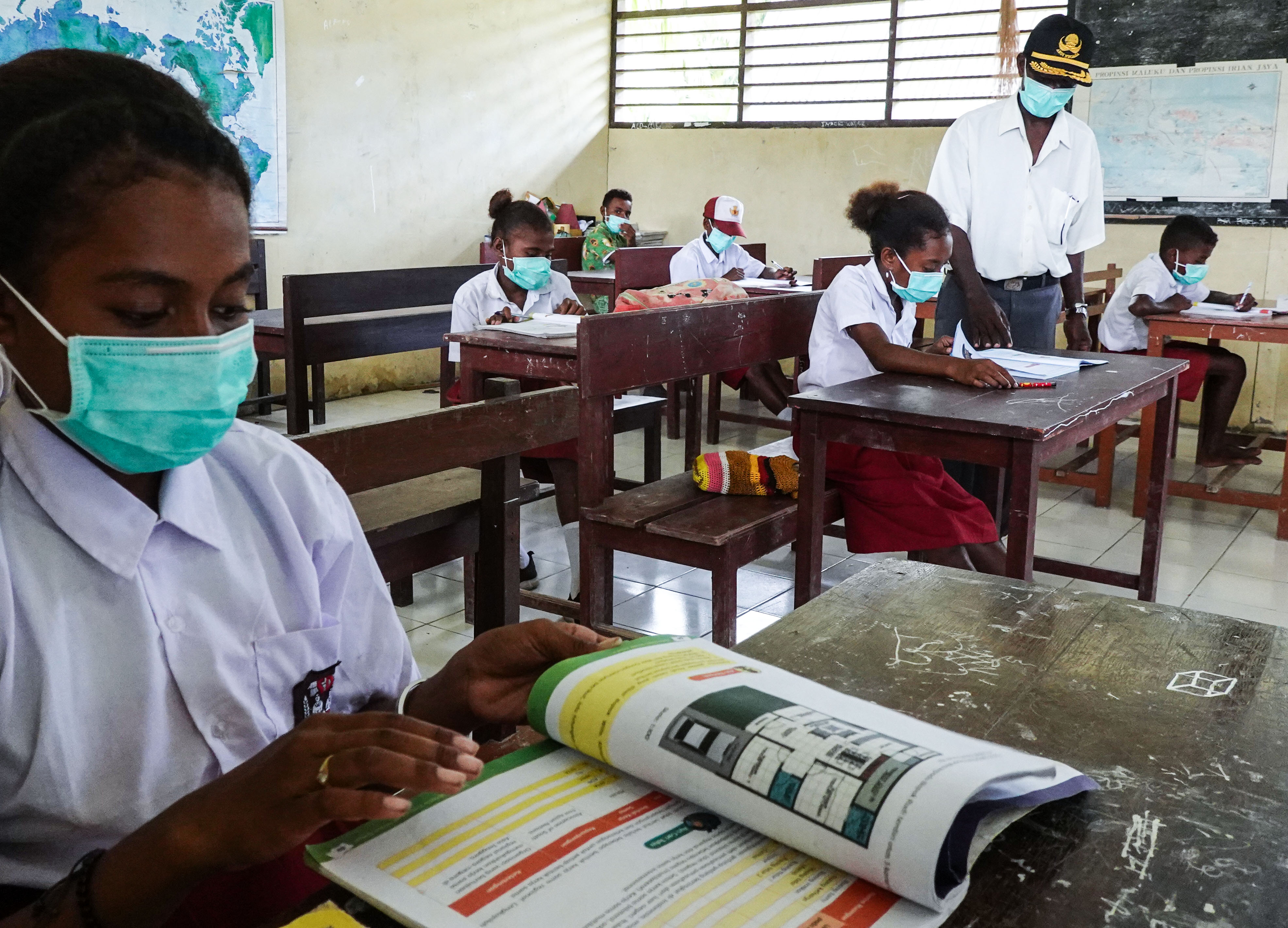 Kegiatan belajar mengajar tatap muka di Sekolah Dasar 1 Away, distrik Padaido, Pulau Auki,  Biak Numfor, Papua, (18/8).