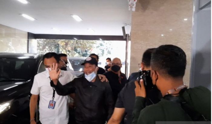 YouTuber Muhammad Kece, tersangka dugaan penistaan agama tiba di Bareskrim Polri, Jakarta Selatan, Rabu (25/8).