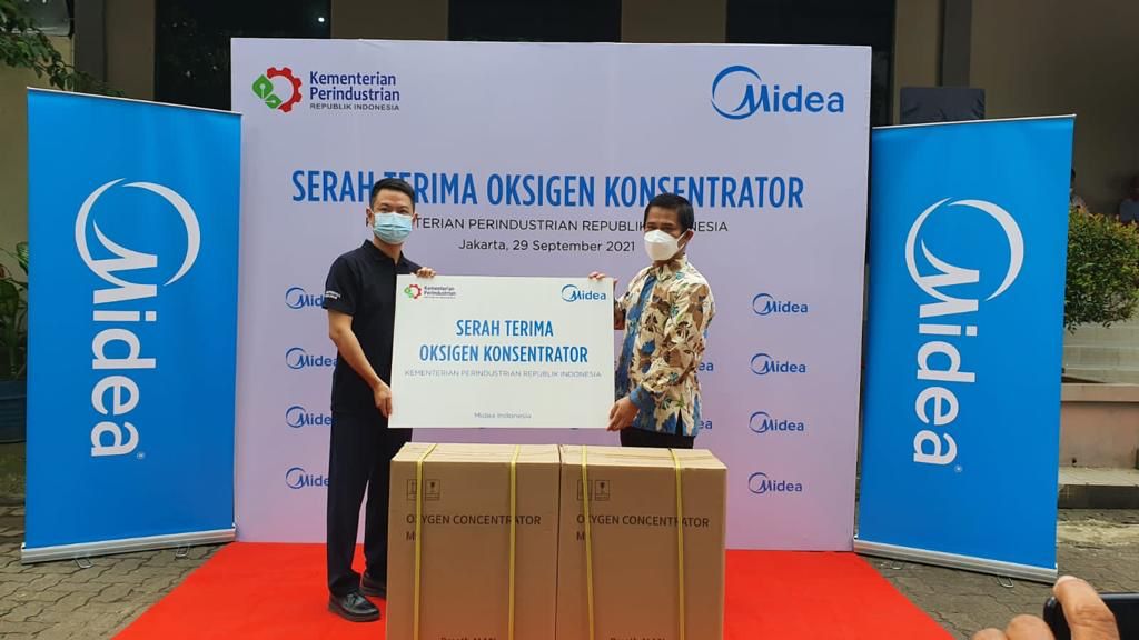 Penyerahan donasi oksigen konsentrator dari Midea Indonesia kepada Kemenperin