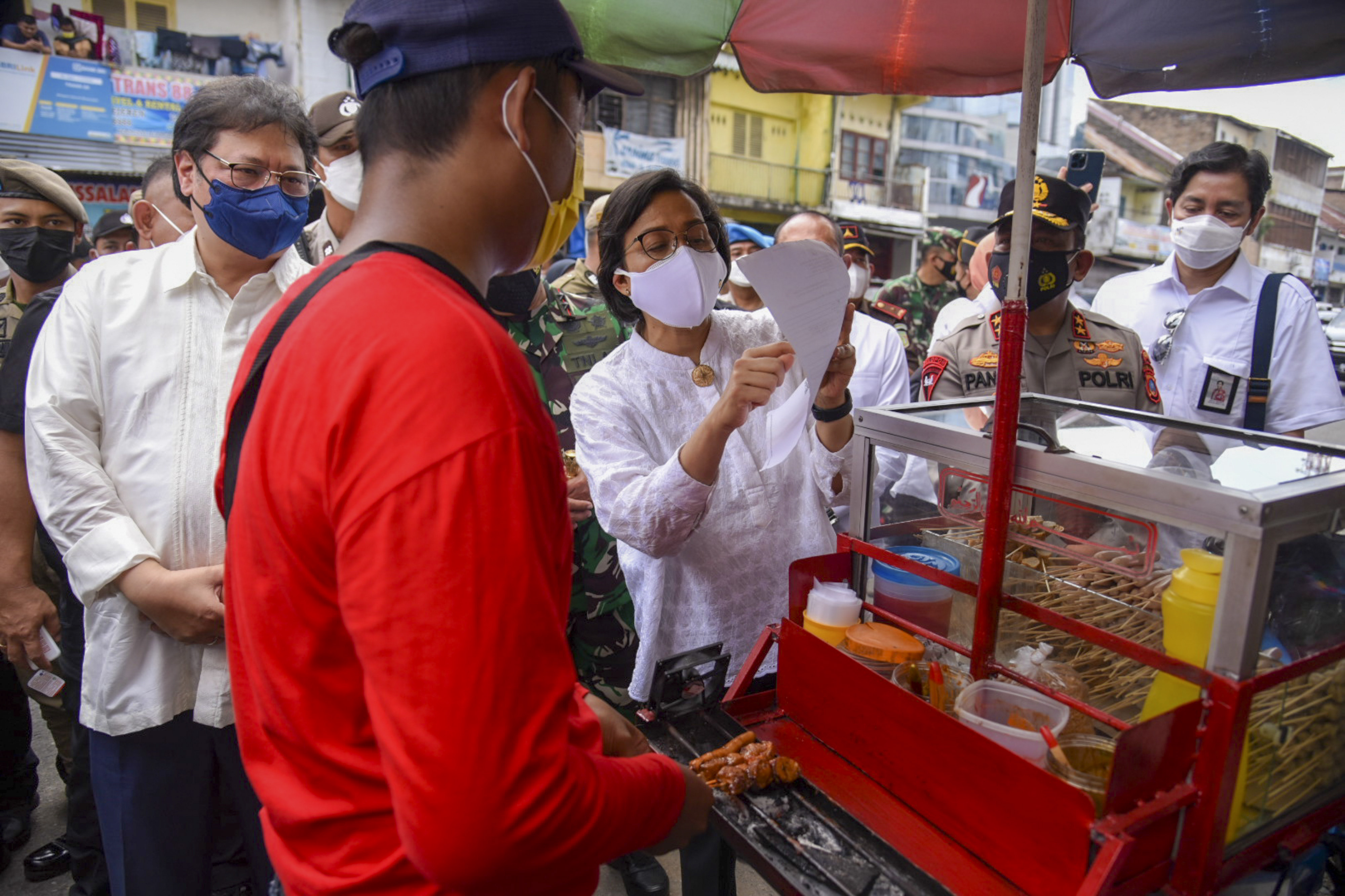 PKL dan pemilik warung akan mendapat bantuan tunai dari pemerintah.