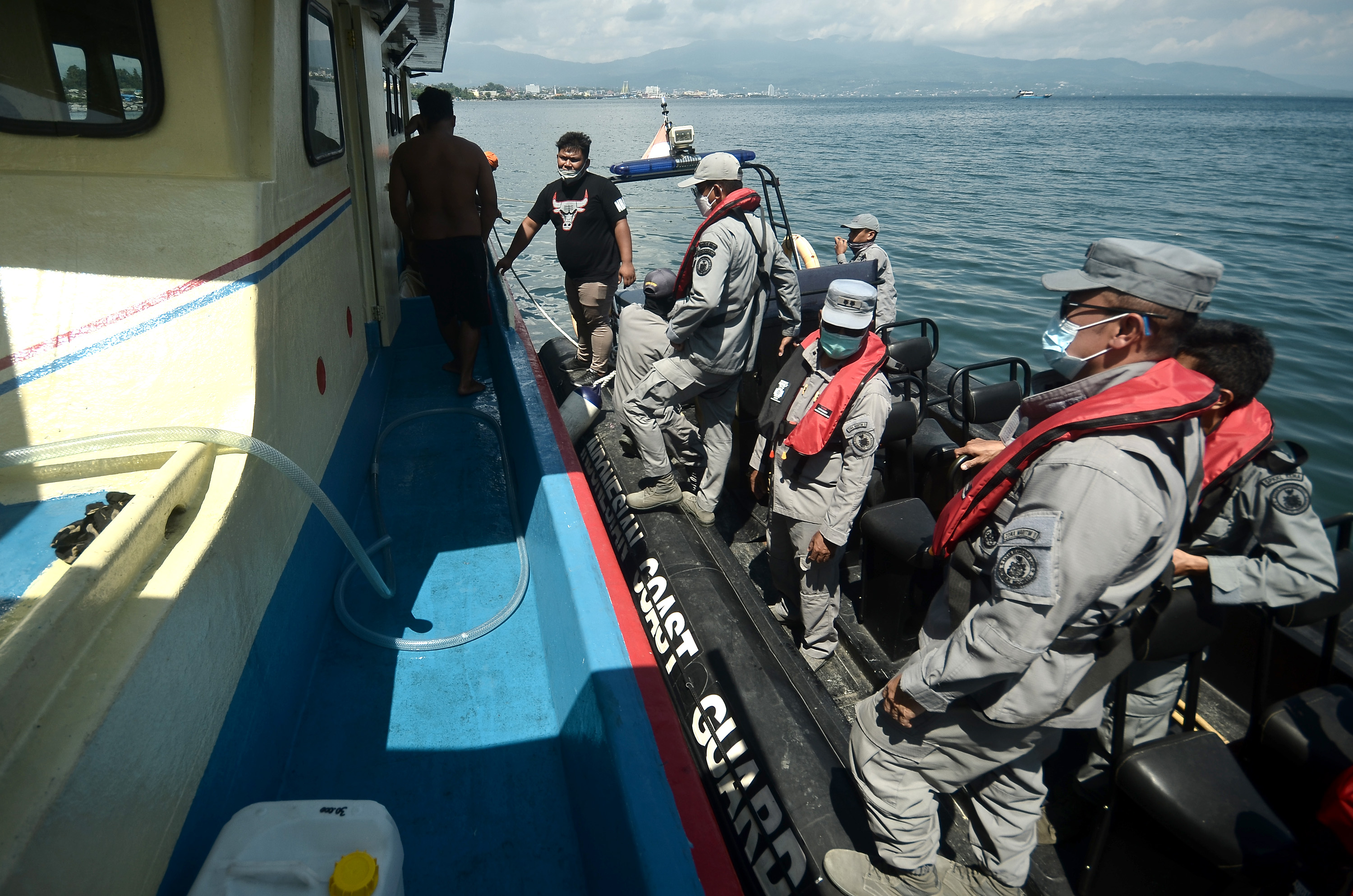 Personel Bakamla memeriksa kelengkapan keselamatan laut salah satu kapal nelayan di sekitar wilayah pesisir pantai Manado, Sulawesi Utara.